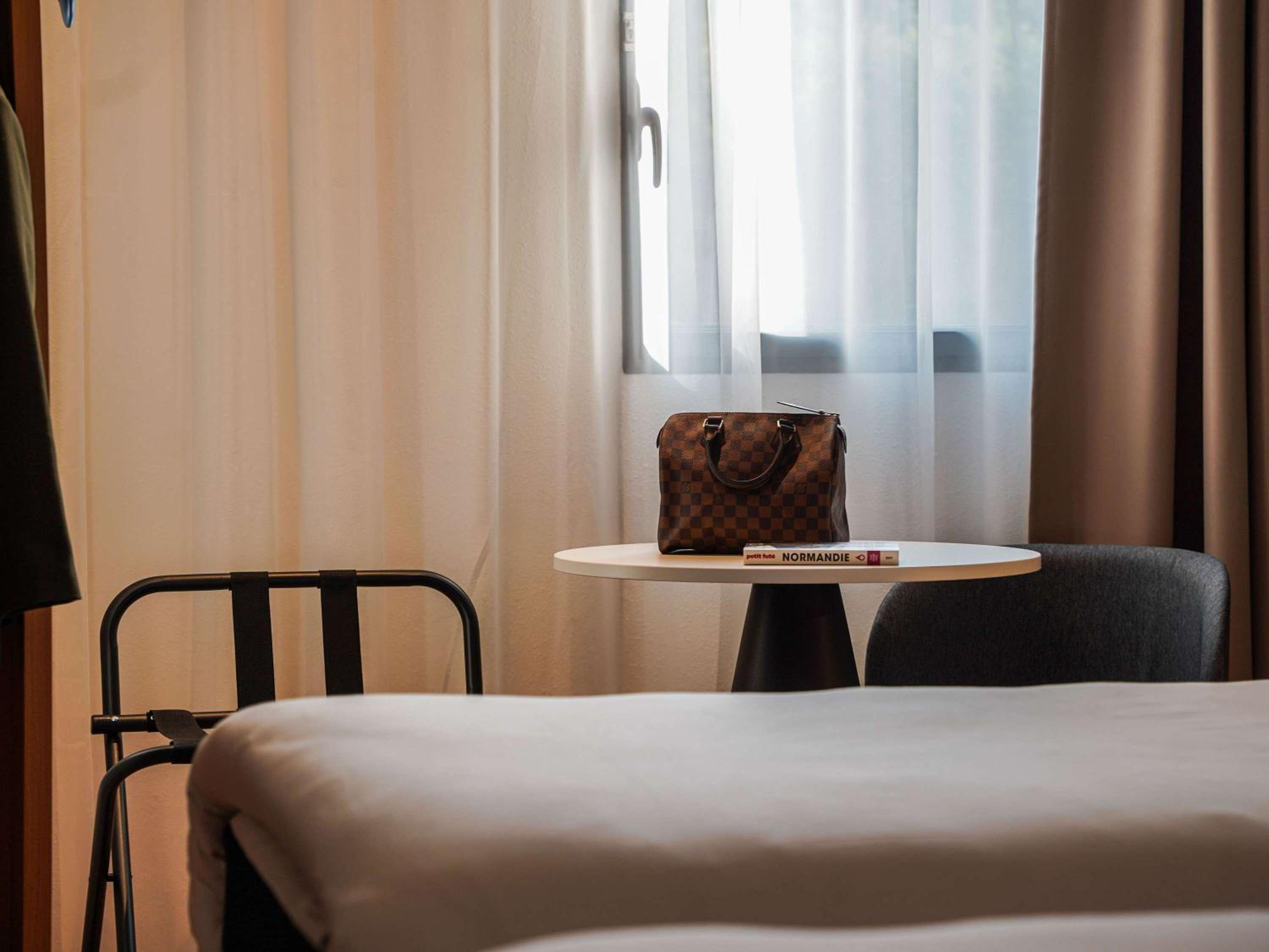 Standard Twin Room - Photo 11