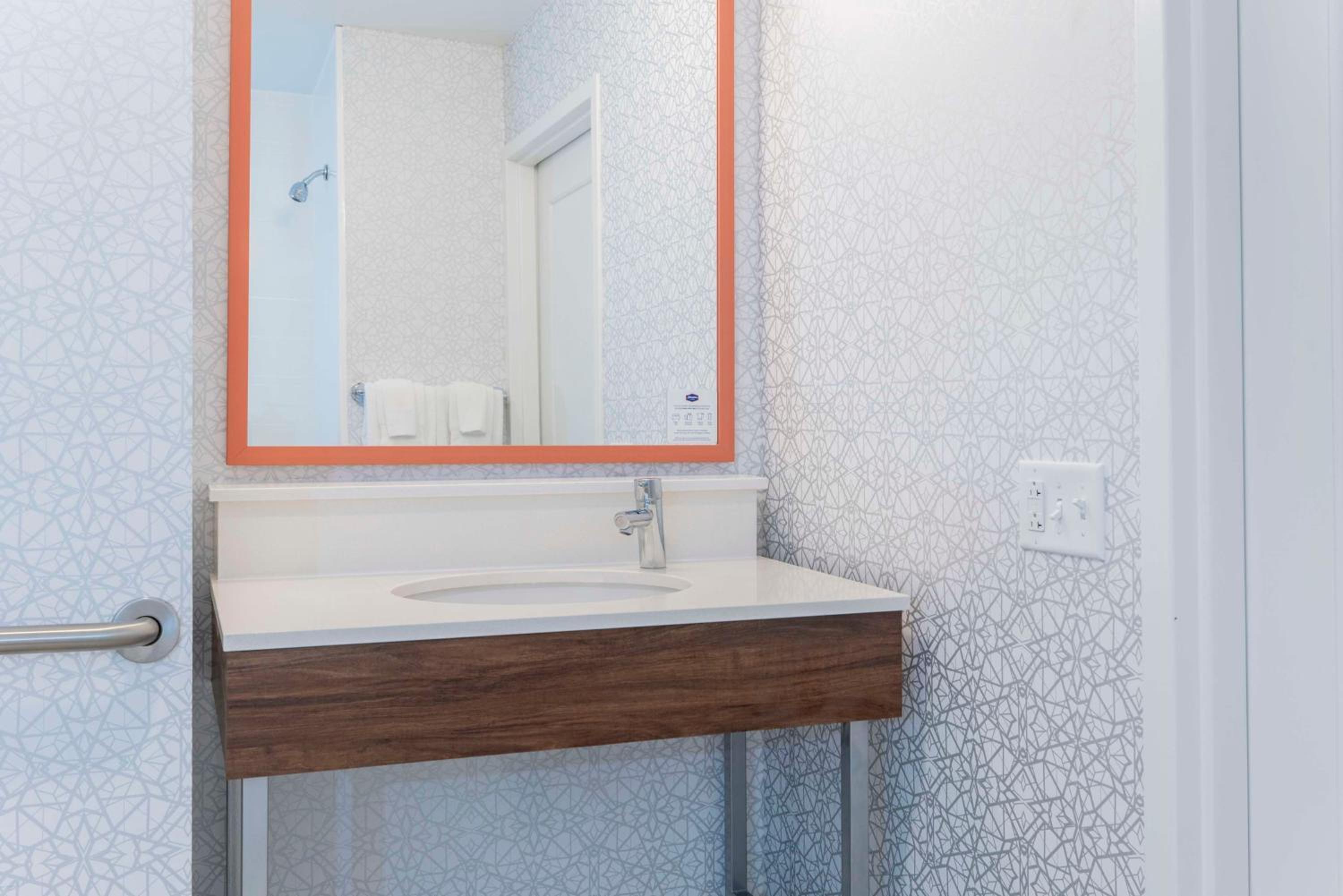 King Room with Roll-In Shower - Mobility and Hearing Access/Non-Smoking - Photo 6