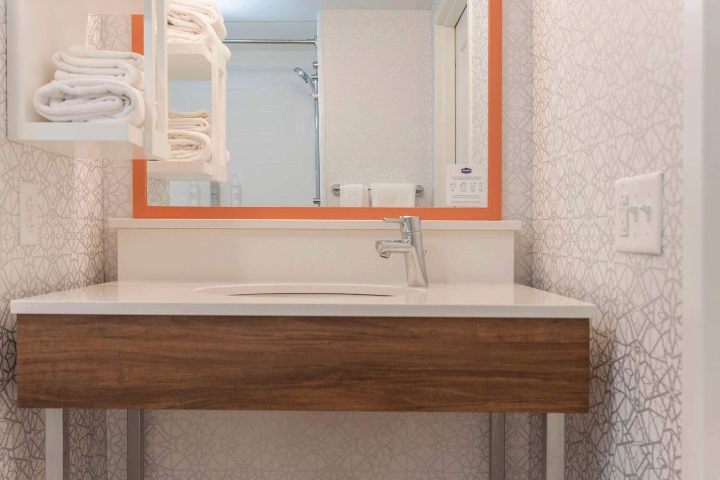 King Room with Accessible Tub - Mobility and Hearing Access/Non-Smoking - Photo 9