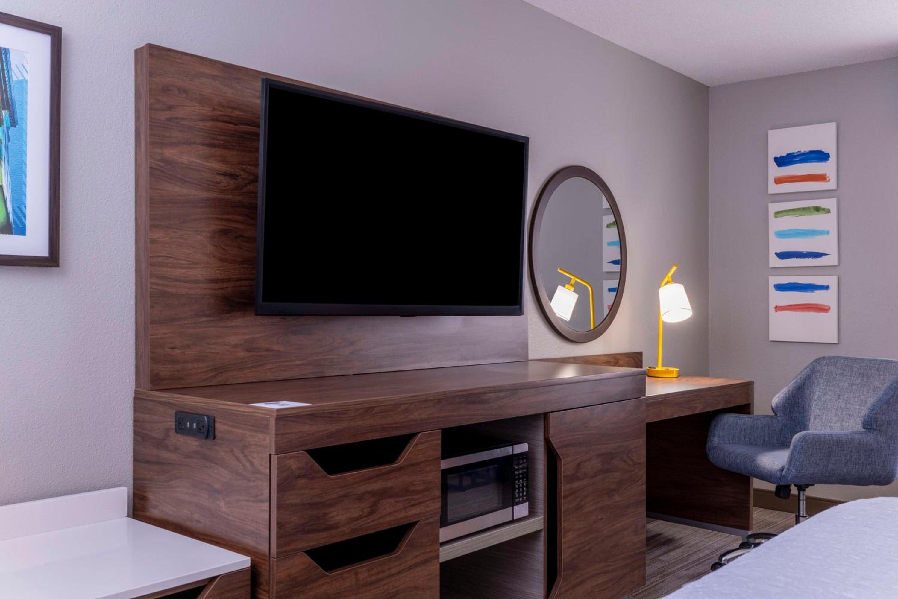 King Room with Sofa Bed - Hearing Accessible/Non-Smoking - Photo 5