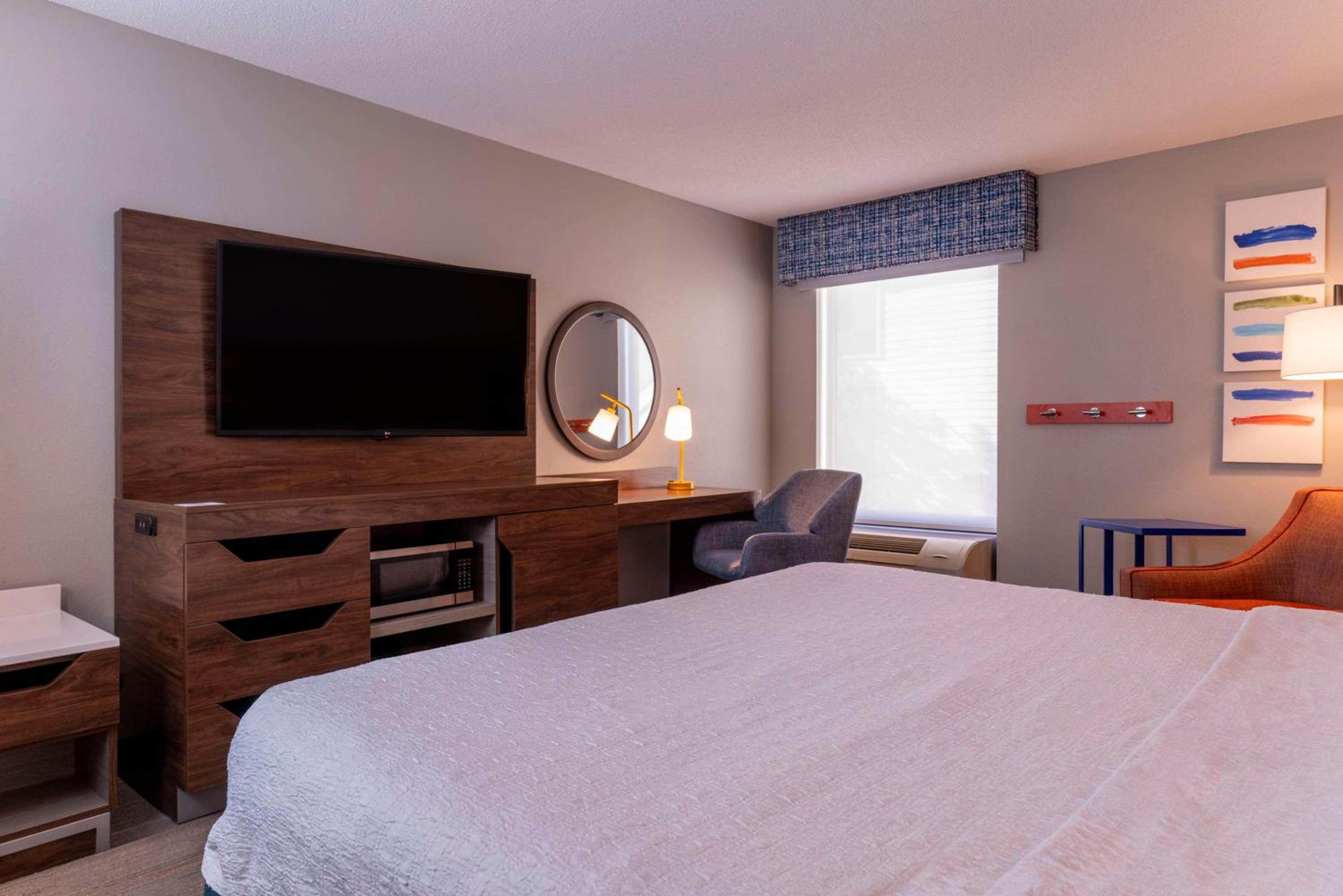 King Room with Accessible Tub - Mobility and Hearing Access/Non-Smoking - Photo 6