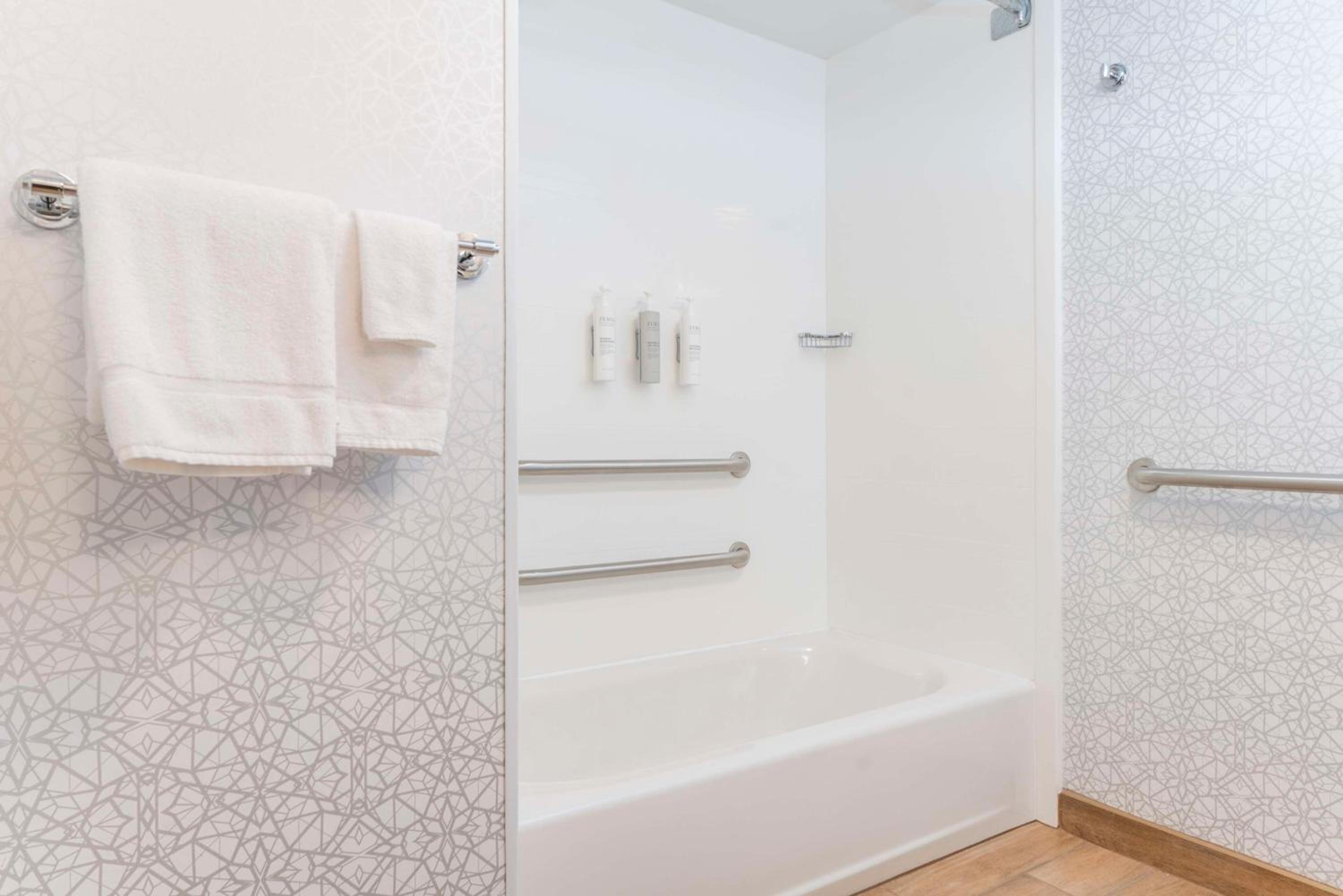 King Room with Accessible Tub - Mobility and Hearing Access/Non-Smoking - Photo 3