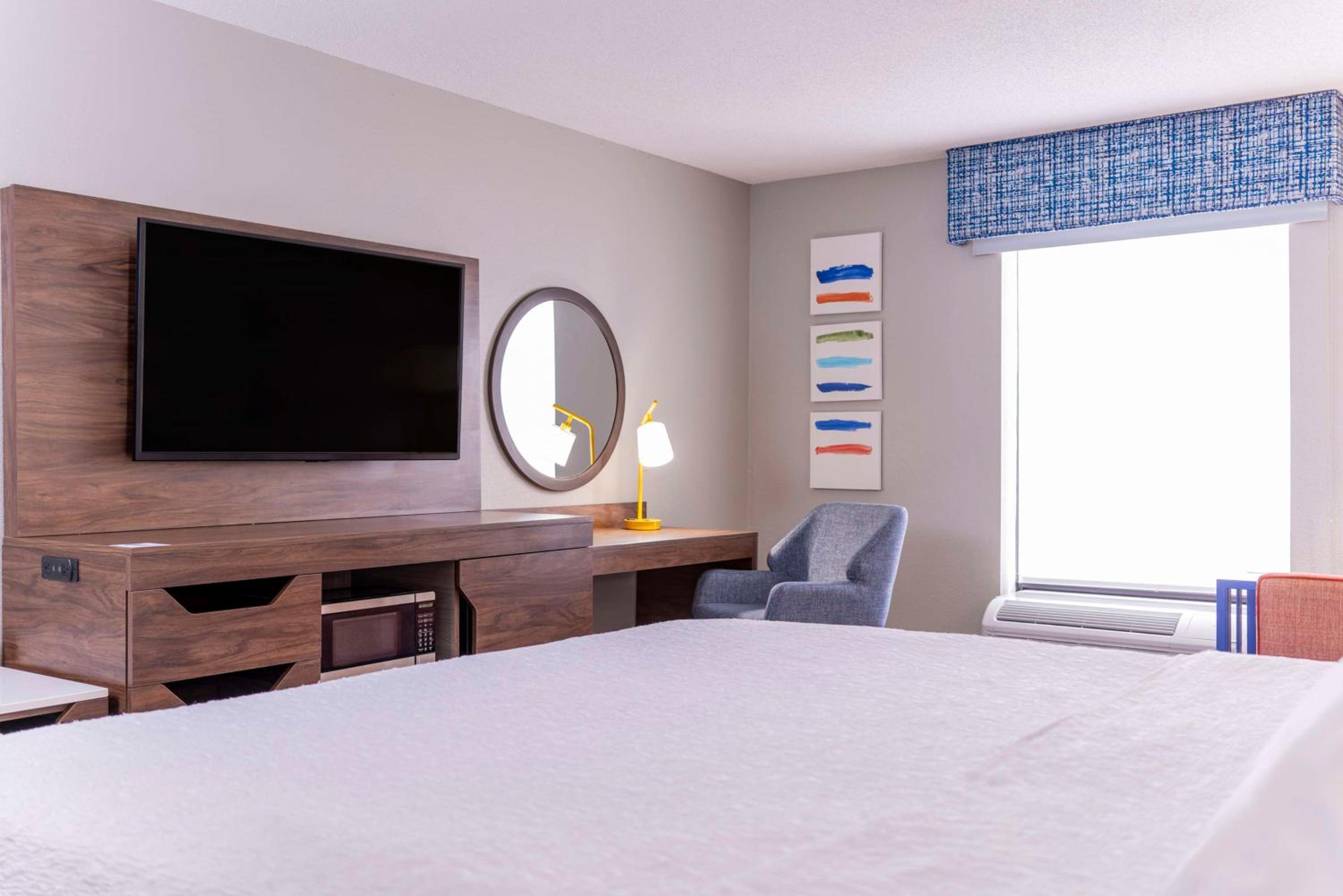 King Room with Sofa Bed and Study - Non-Smoking - Photo 5
