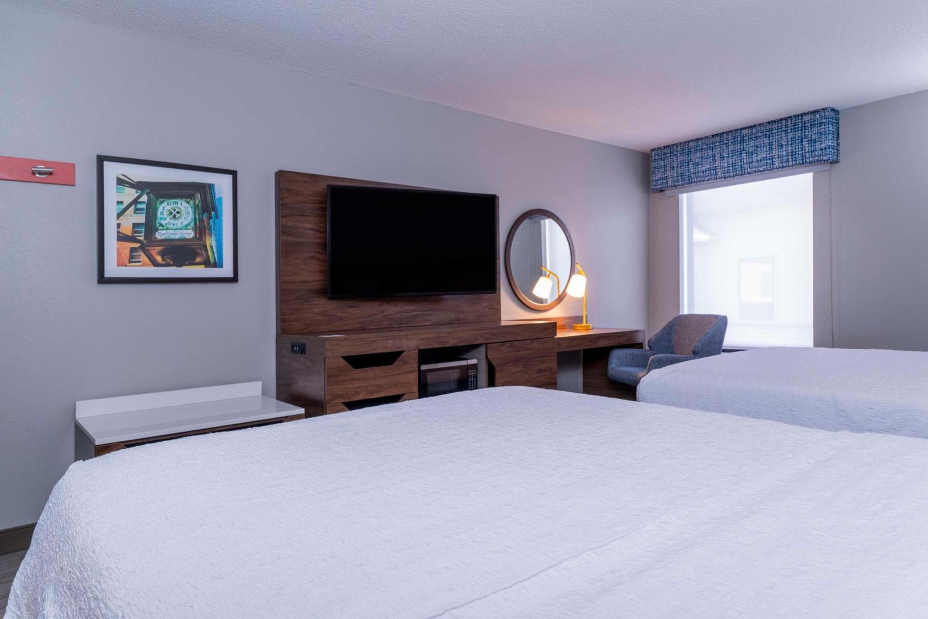 Room with Two Queen Beds - Non-Smoking - Photo 5