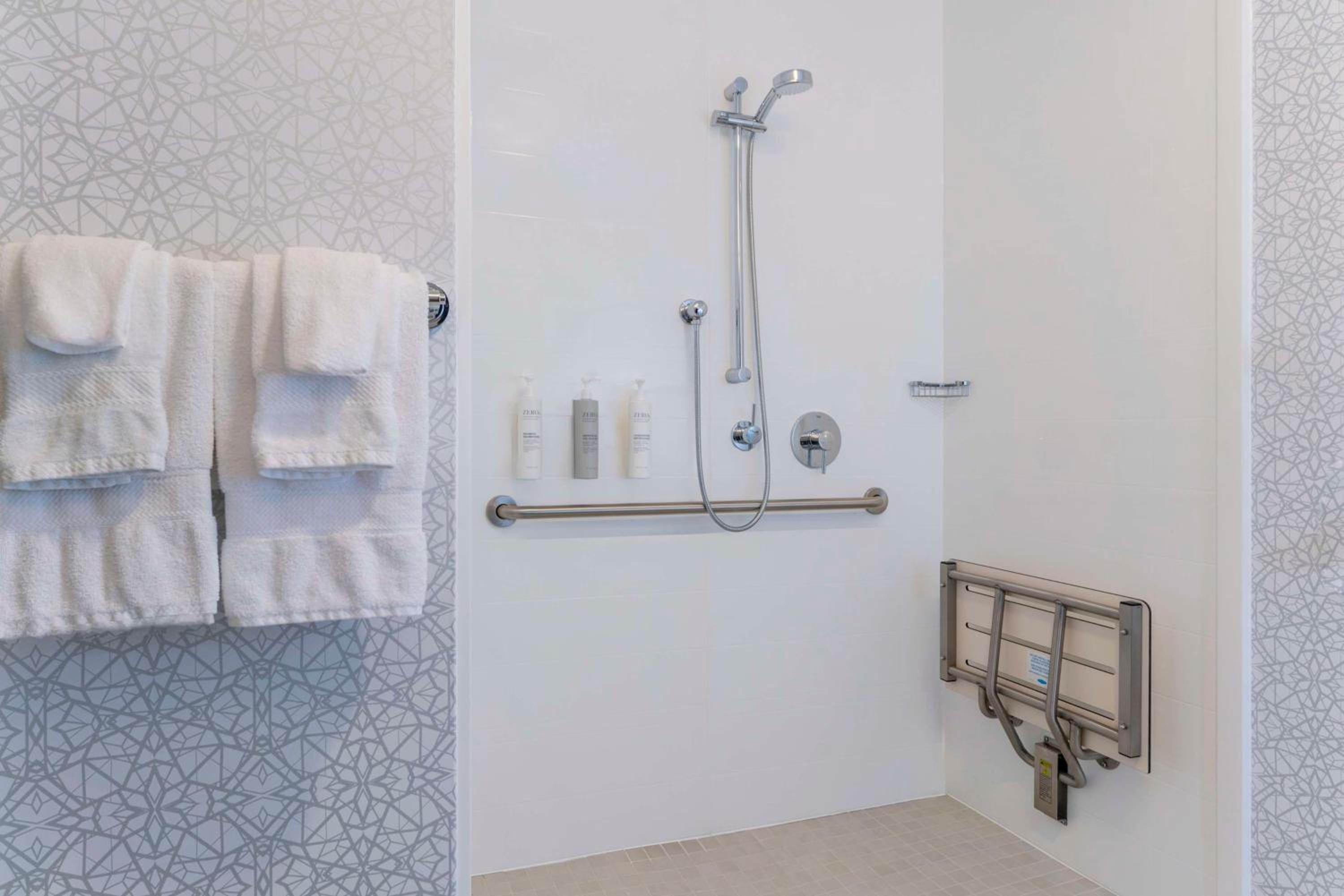 King Room with Roll-In Shower - Mobility and Hearing Access/Non-Smoking - Photo 7