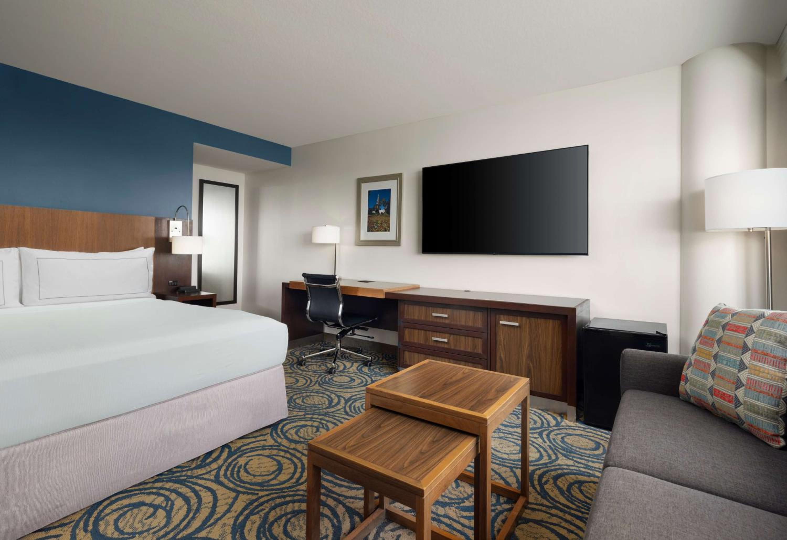 Junior King Suite with Sofa Bed - Photo 2
