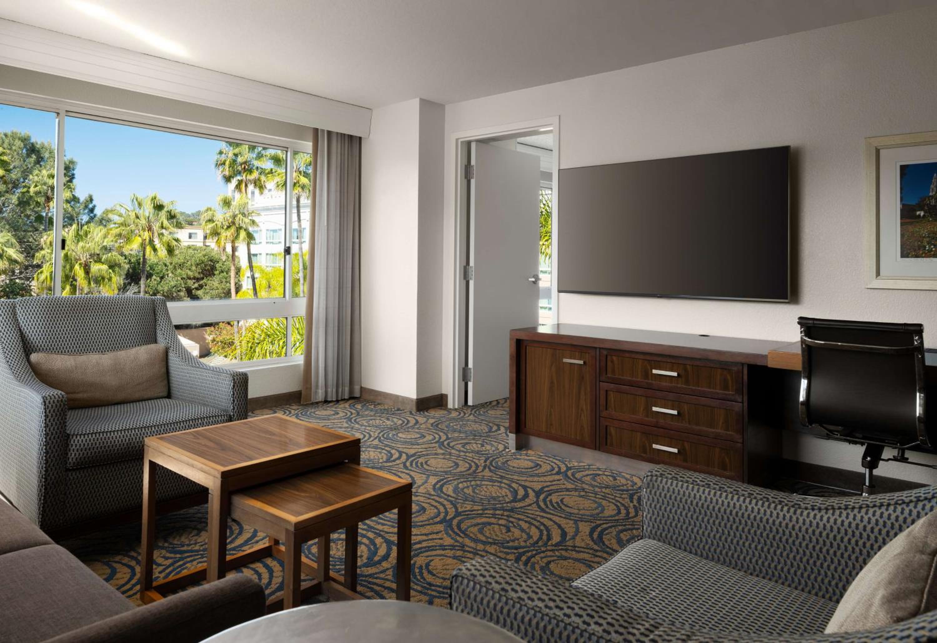 One-Bedroom King Suite - Photo 3