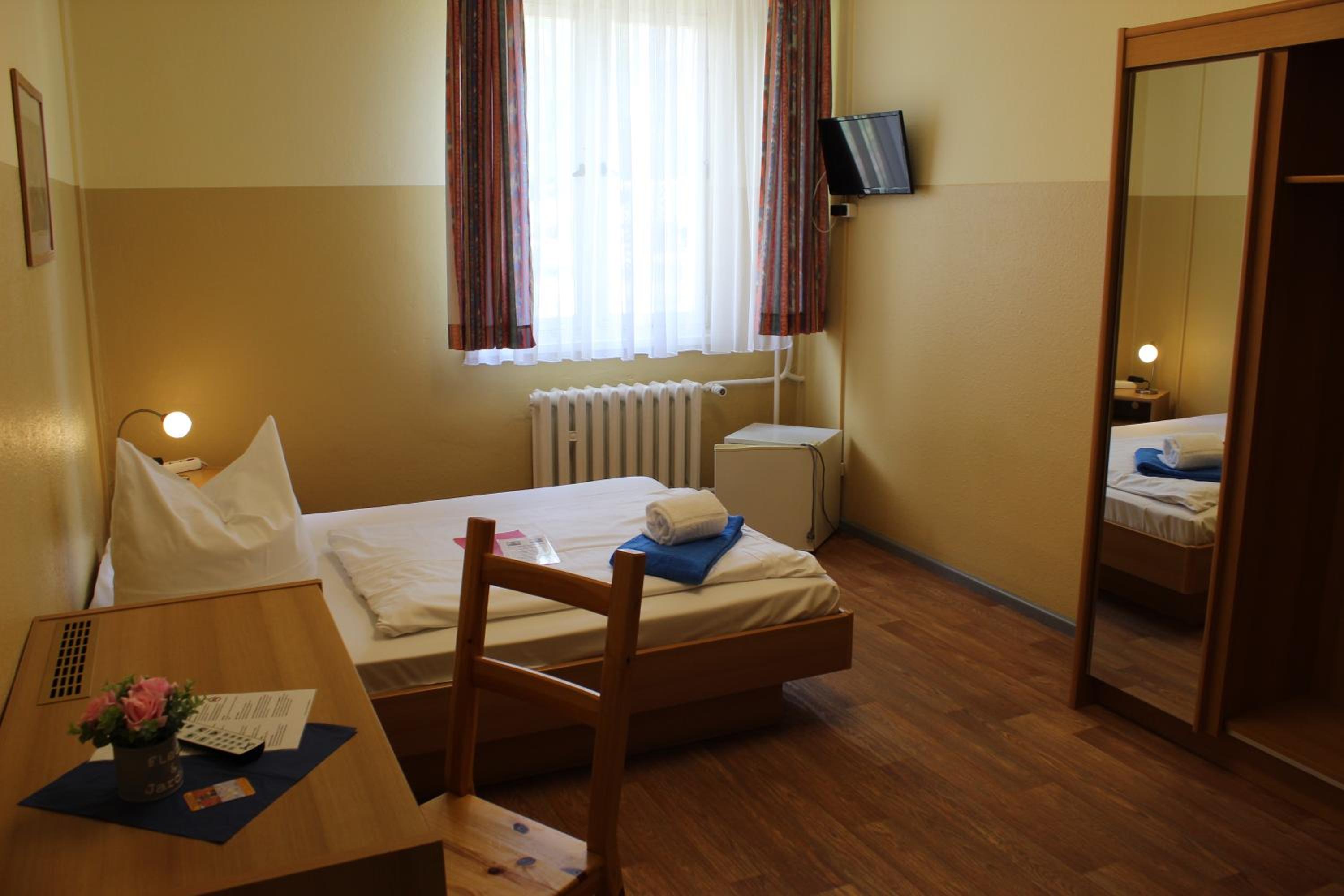 Single Room with Shared Bathroom photo 3