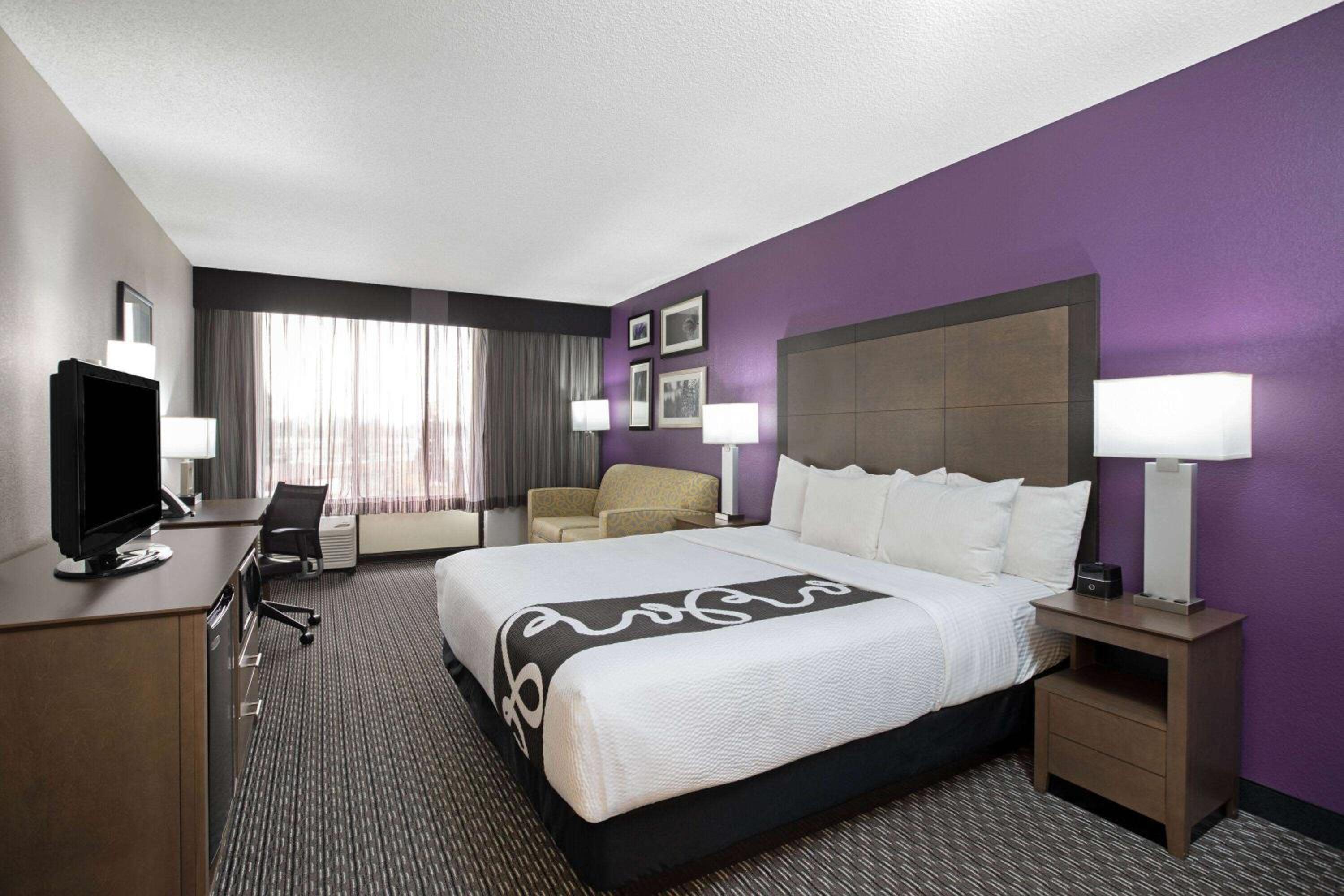 Deluxe King Room - Non-Smoking - Photo 6