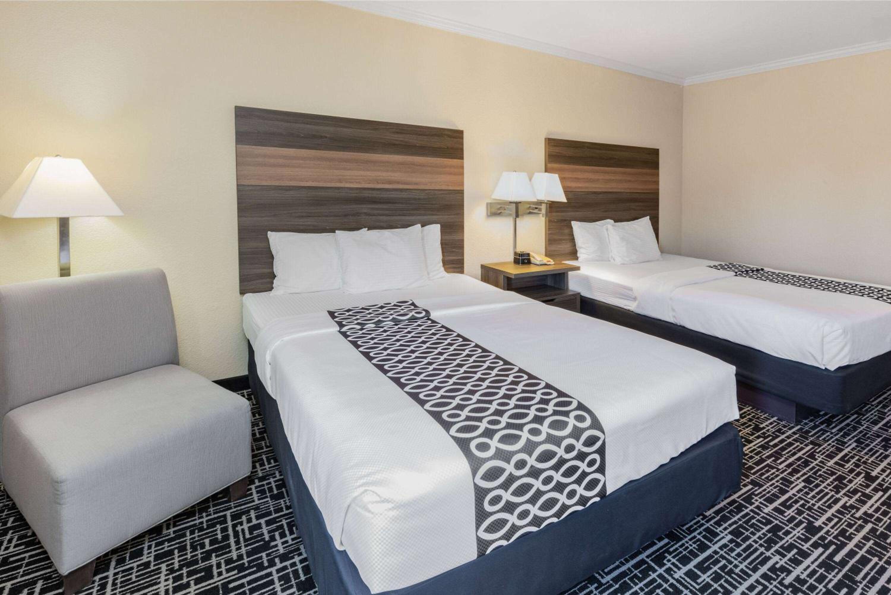 Queen Room with Two Queen Beds and Bath Tub - Mobility/Hearing Accessible - Non-Smoking - Photo 2