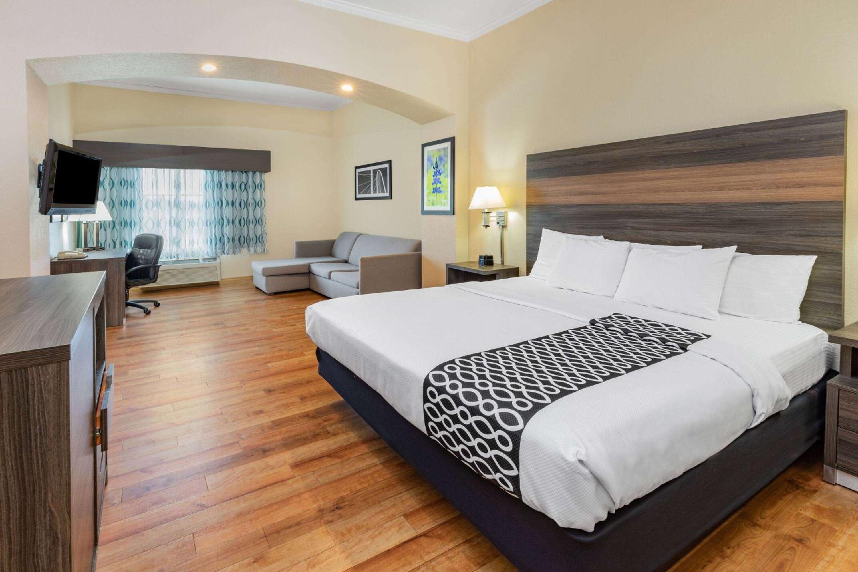 1 King Bed, Mobility/Hearing Access Studio Suite, Tub w/ Grab Bar No-Smoking photo 1