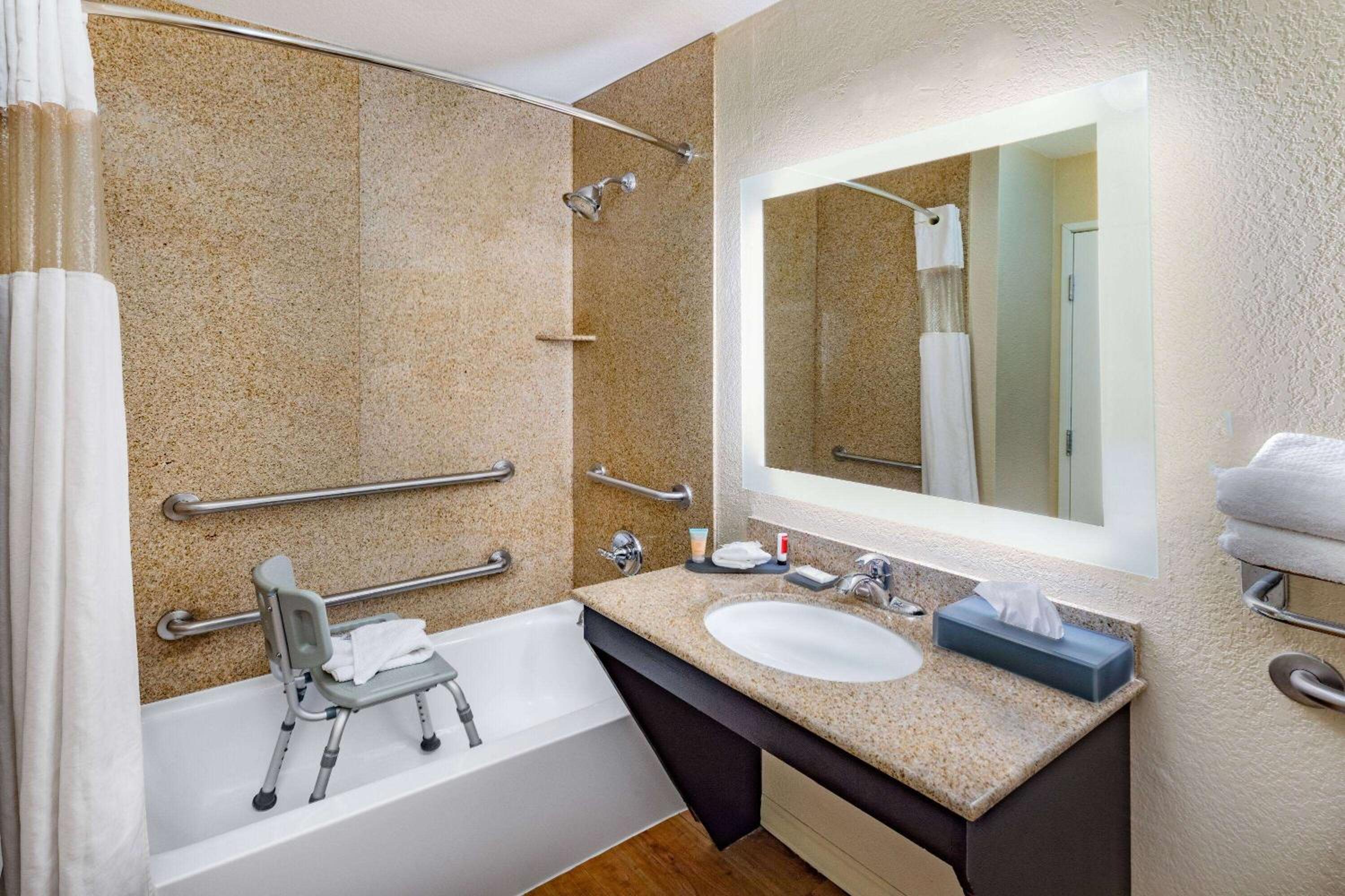 King Room with Bath Tub - Mobility/Hearing Accessible - Non-Smoking - Photo 7