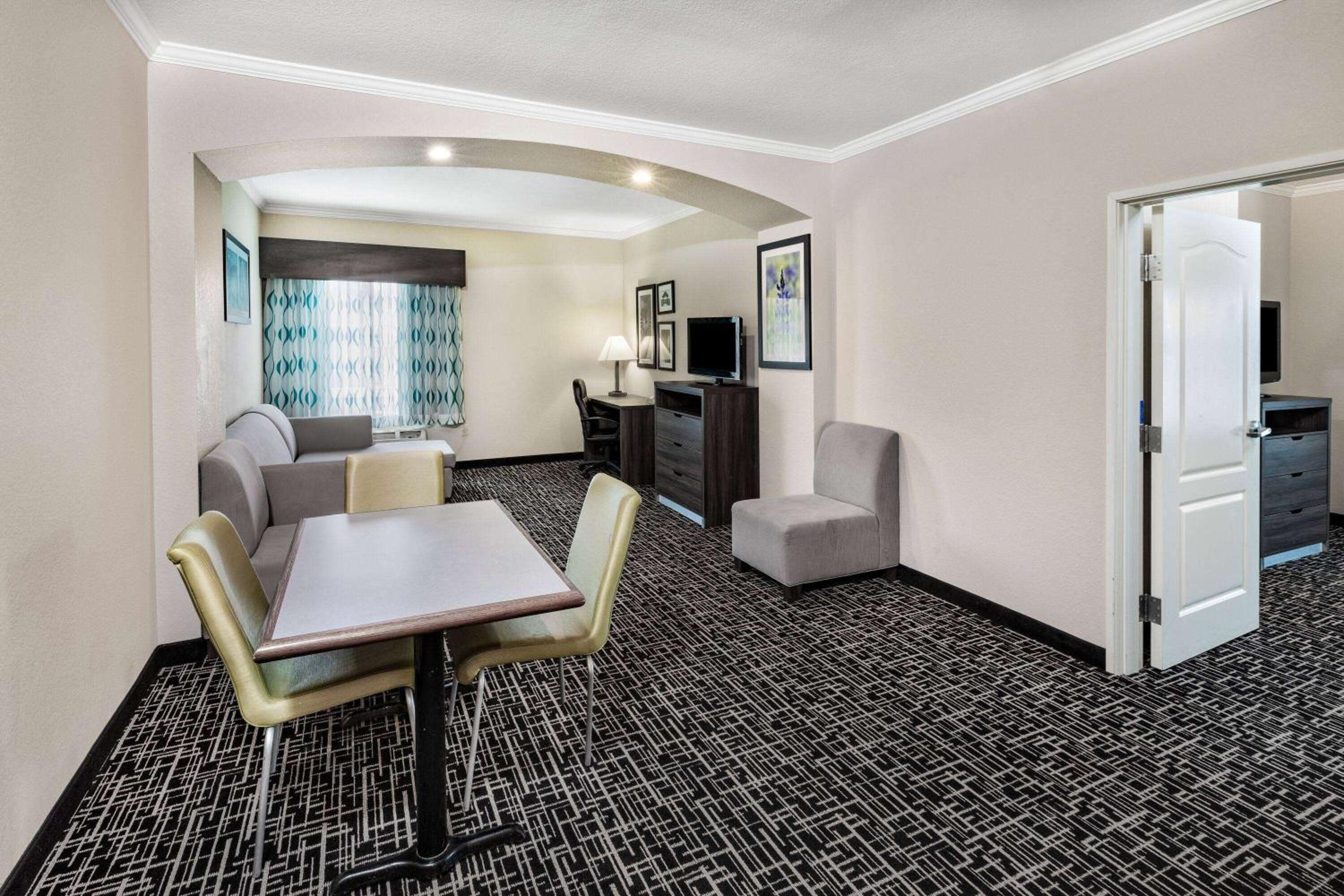 Deluxe Family Suite - Non-Smoking - Photo 2