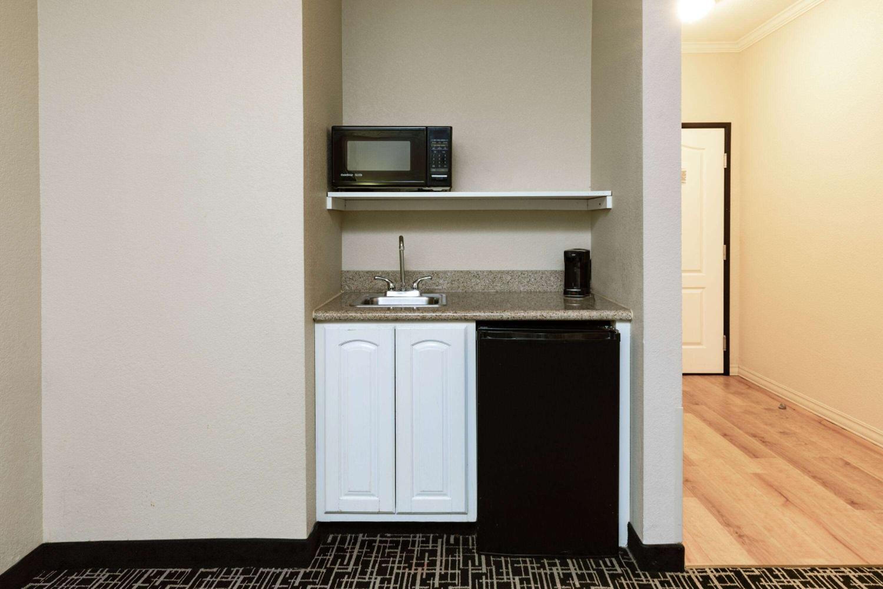 Deluxe Family Suite - Non-Smoking - Photo 7