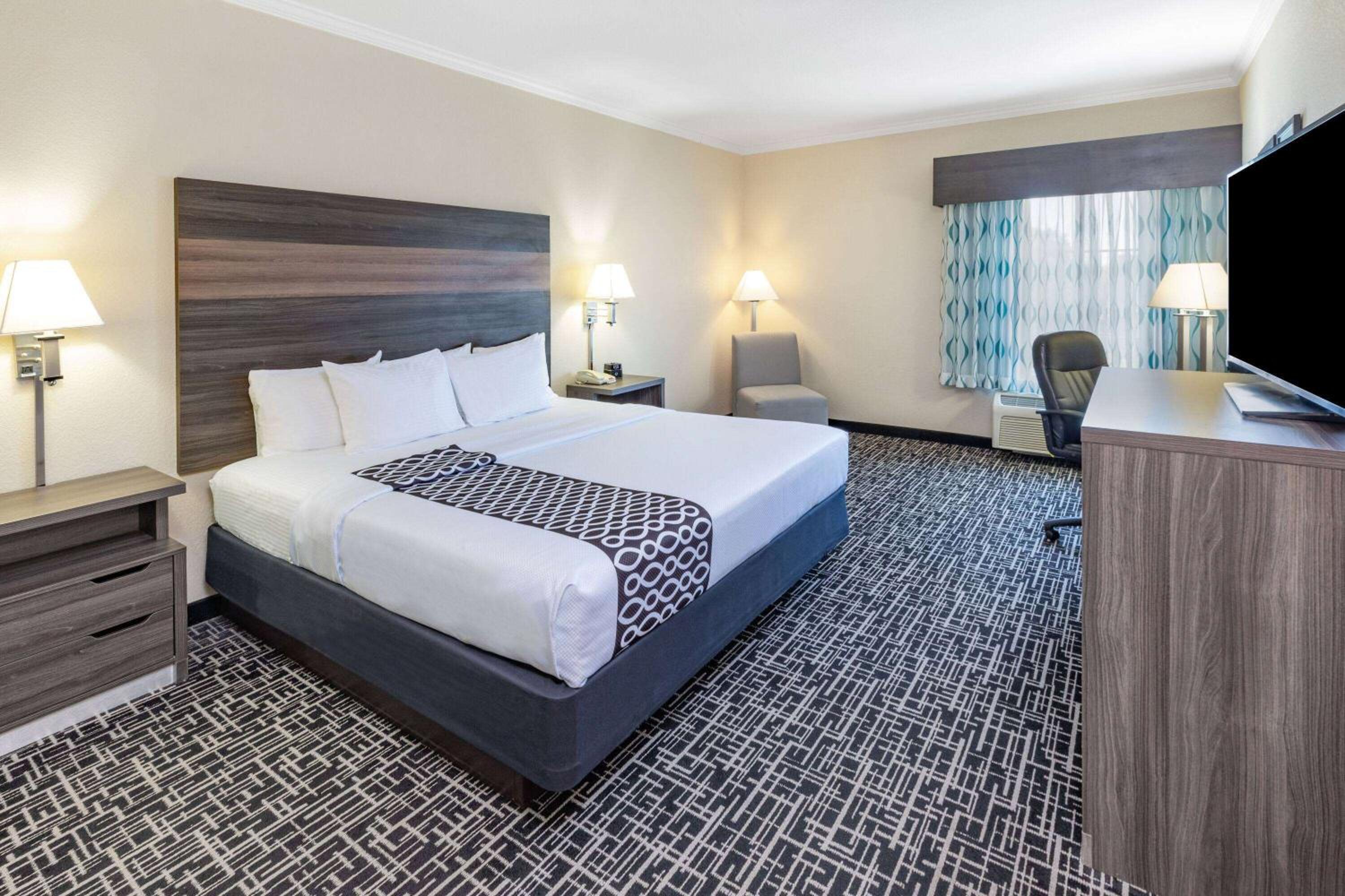 Deluxe King Room - Photo 1