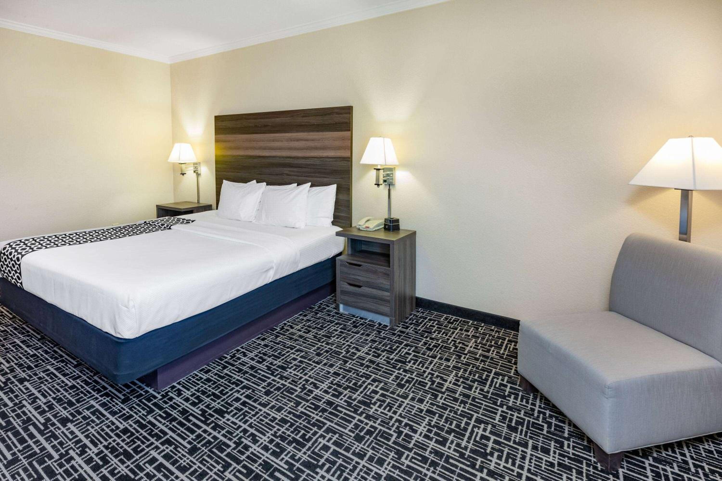 Deluxe King Room - Photo 2