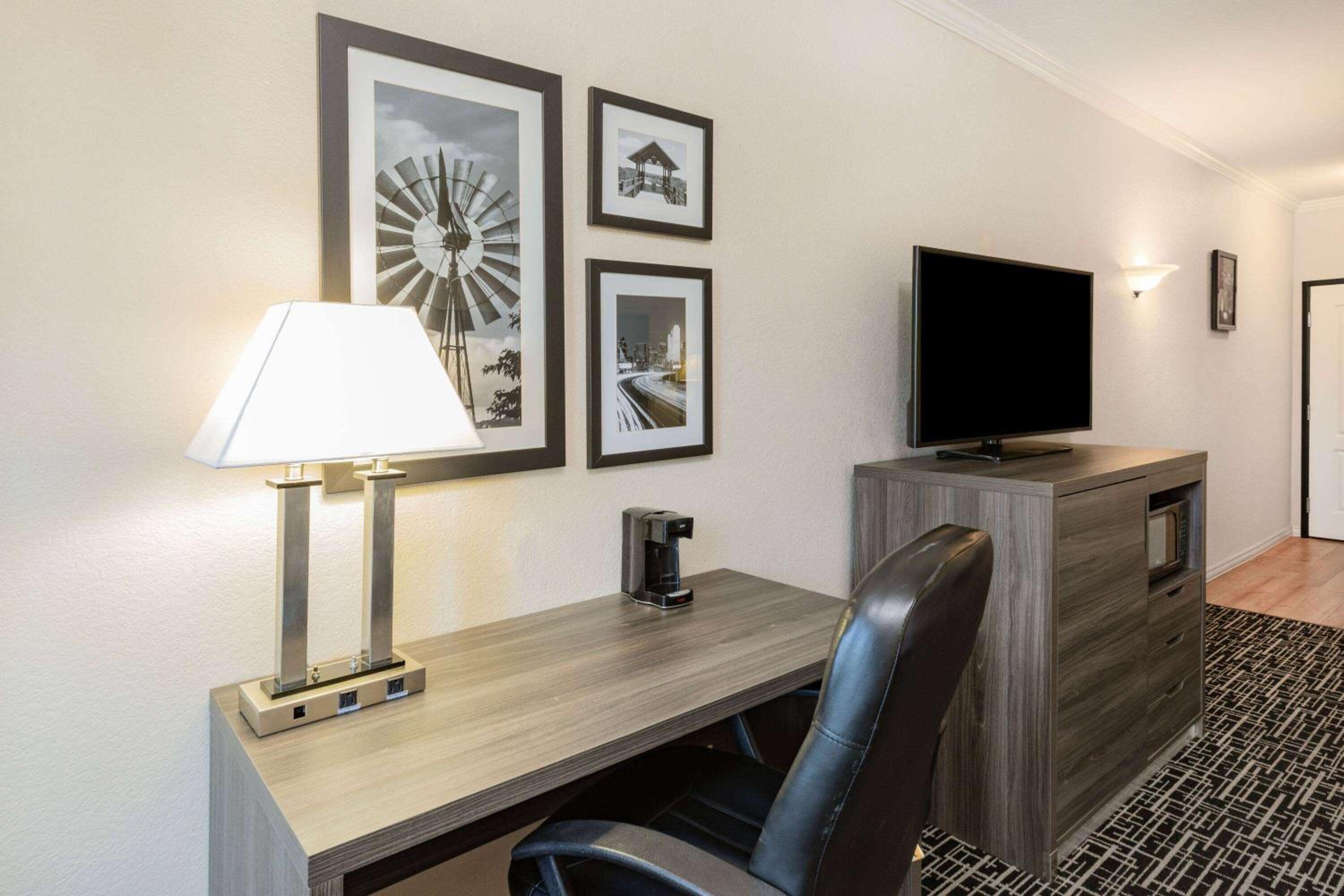 Deluxe King Room - Photo 8
