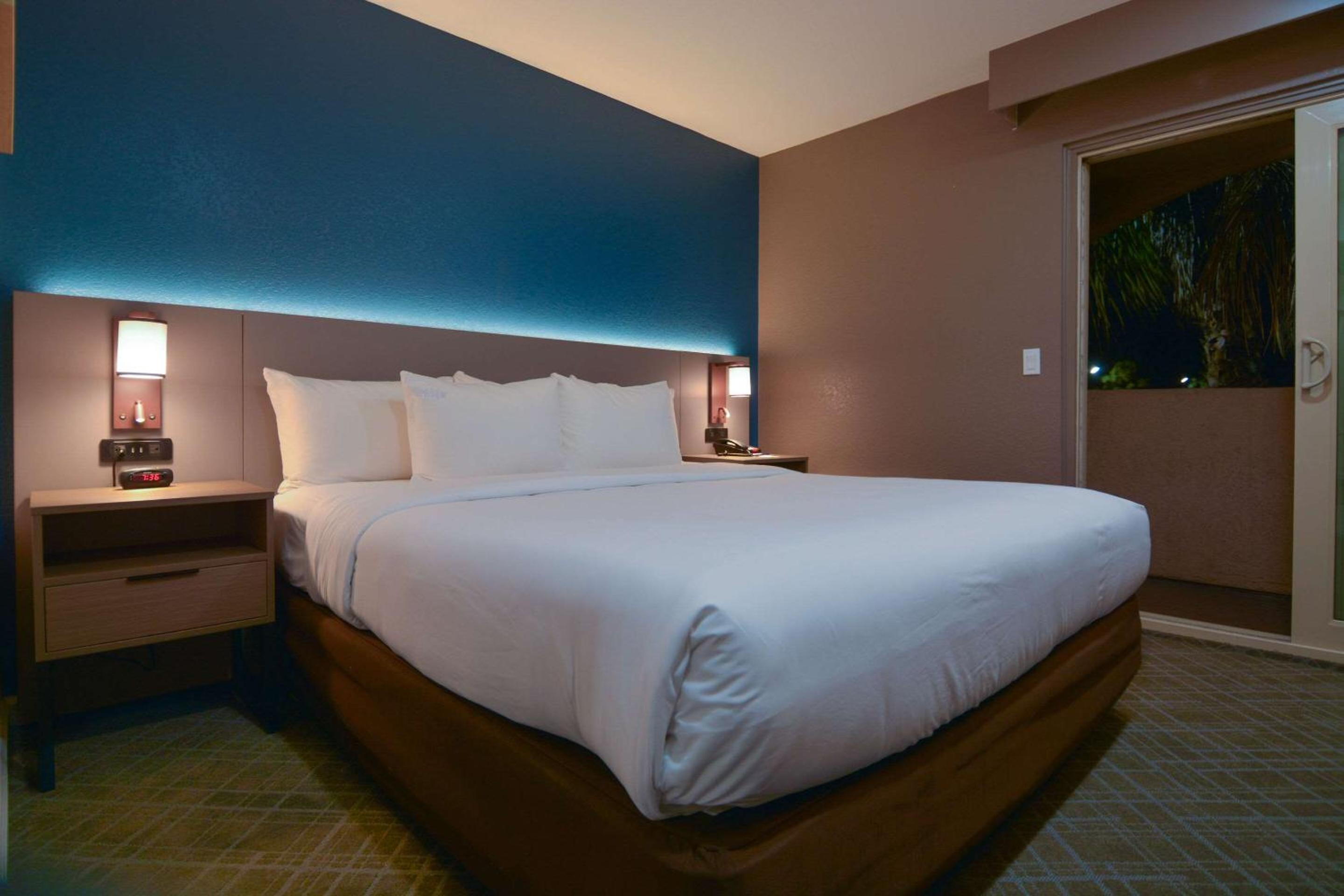Suite, 1 King Bed, Living Room, Non Smoking