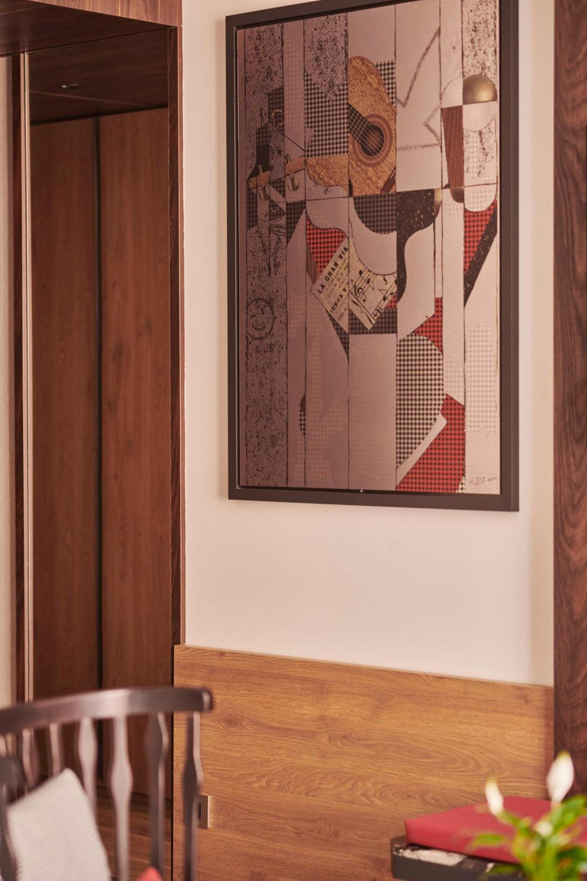 King Room with Balcony thumbnail 6