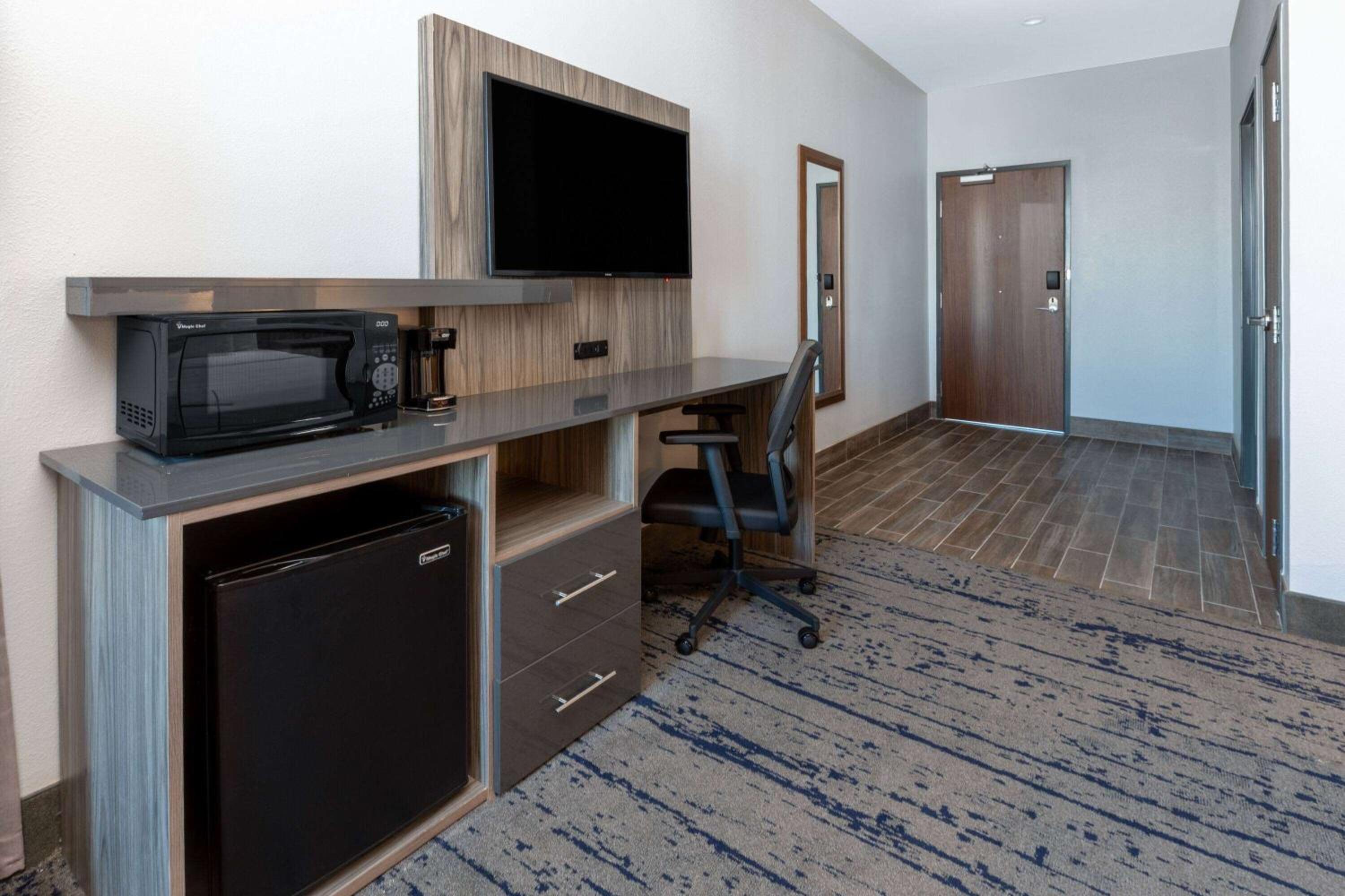 2 Queen Beds, Deluxe Mobility/Hearing Access Room, Tub w/ Grab Bars, Non-Smoking - Photo 1