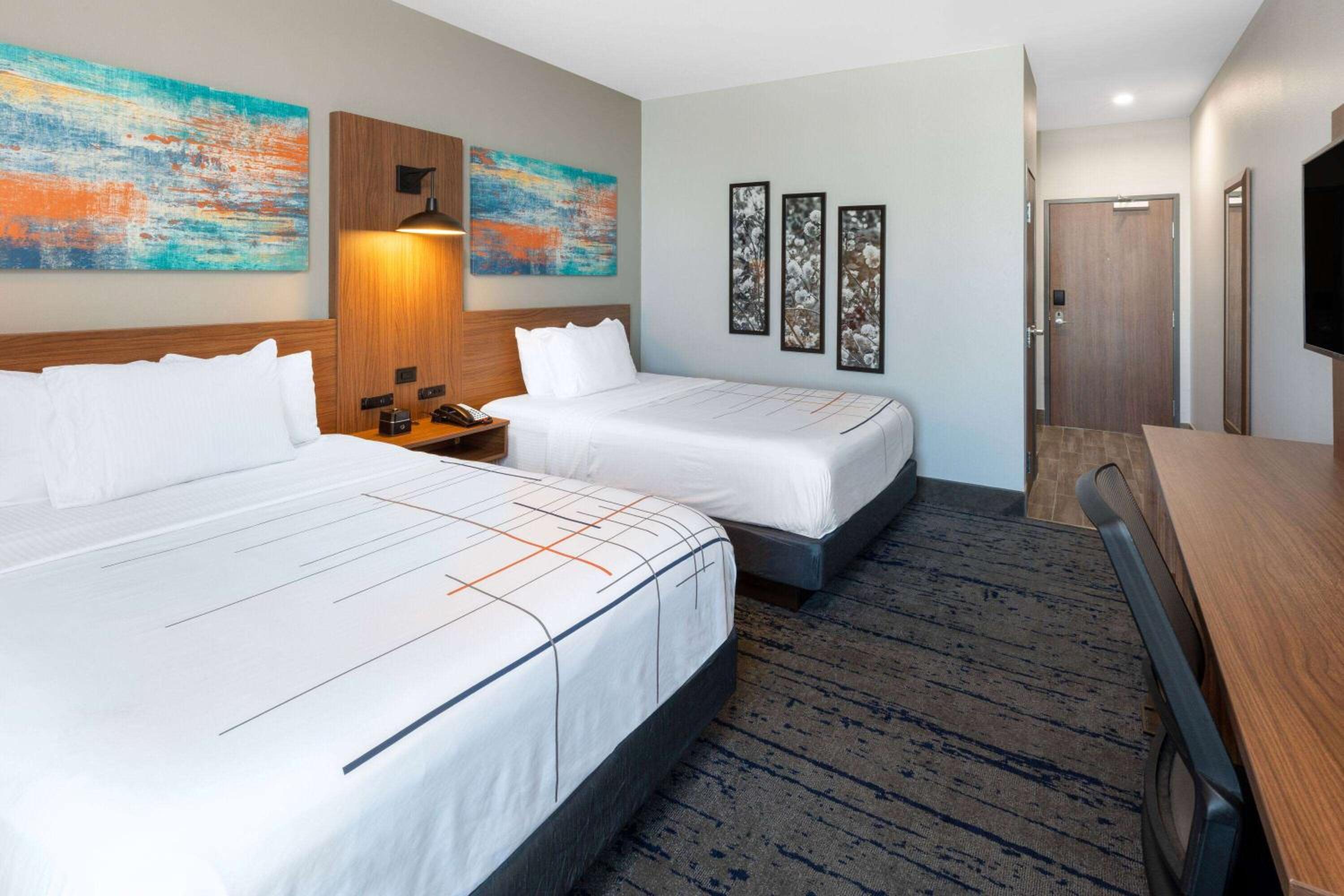 2 Queen Beds, Deluxe Mobility/Hearing Access Room, Tub w/ Grab Bars, Non-Smoking - Photo 4