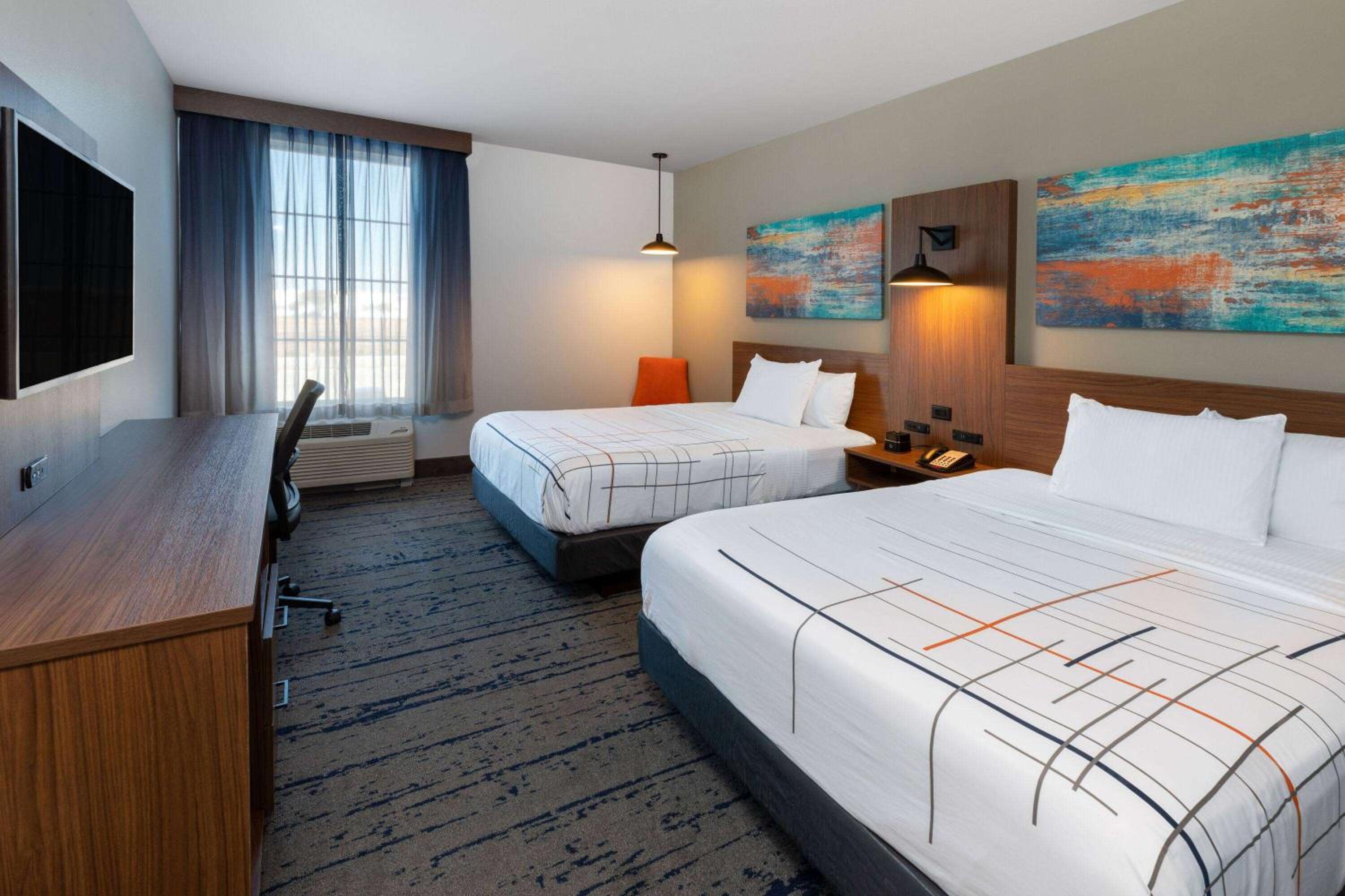 Queen Room with Two Queen Beds - Non-Smoking - Photo 3