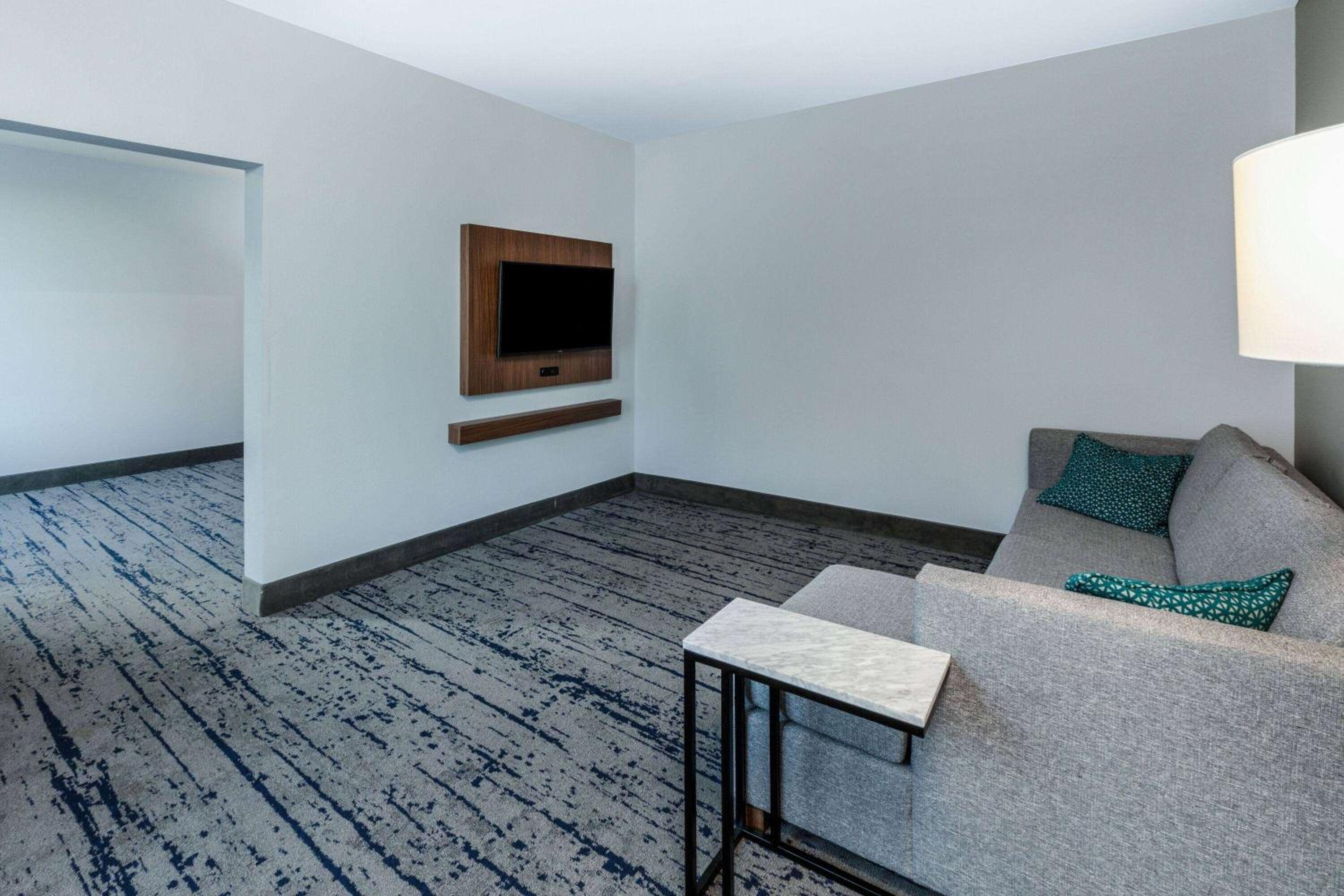 King Suite - Non-Smoking - Photo 2