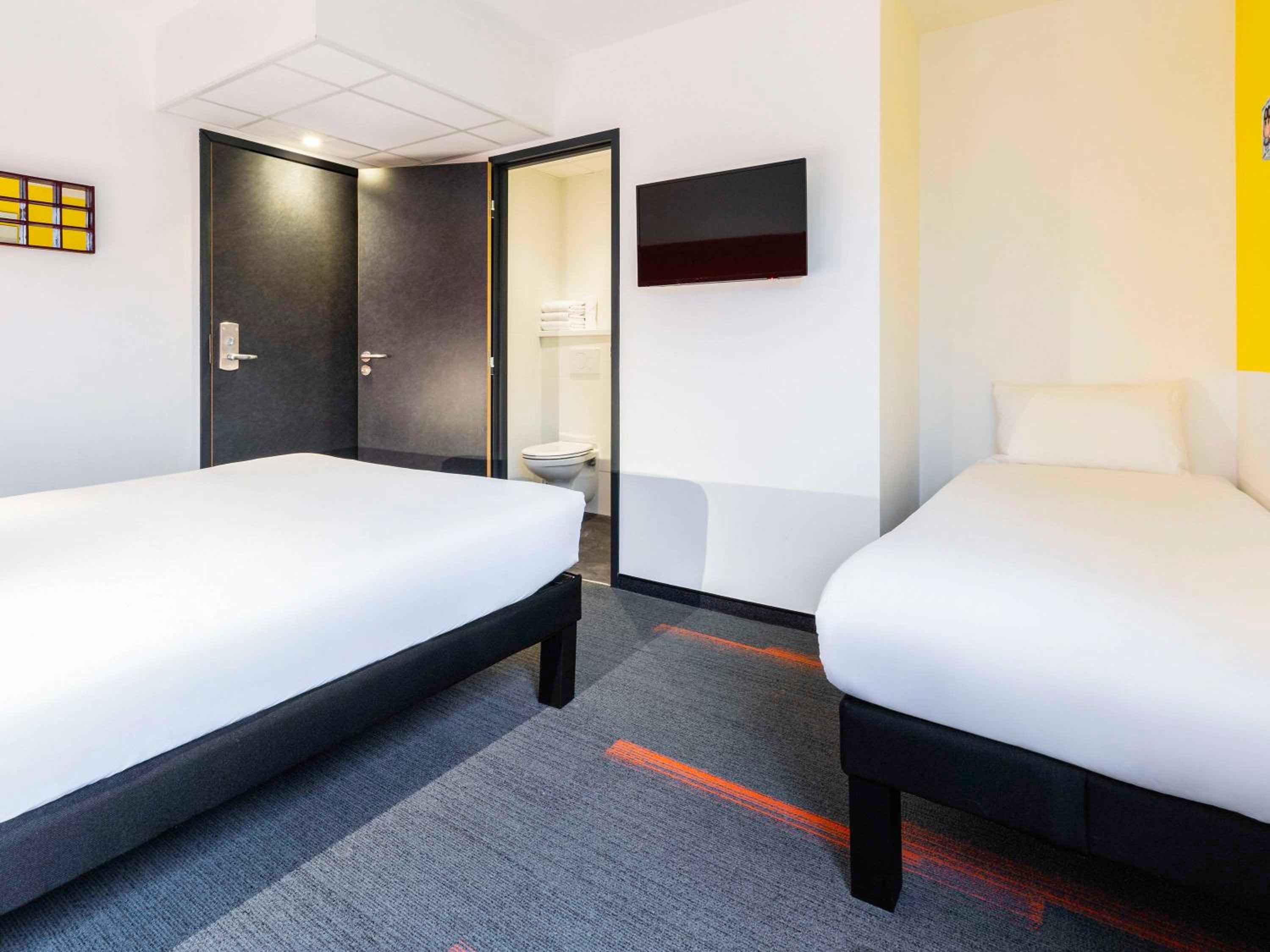 Pop Room with One Double Bed and One Single Bed - Photo 2