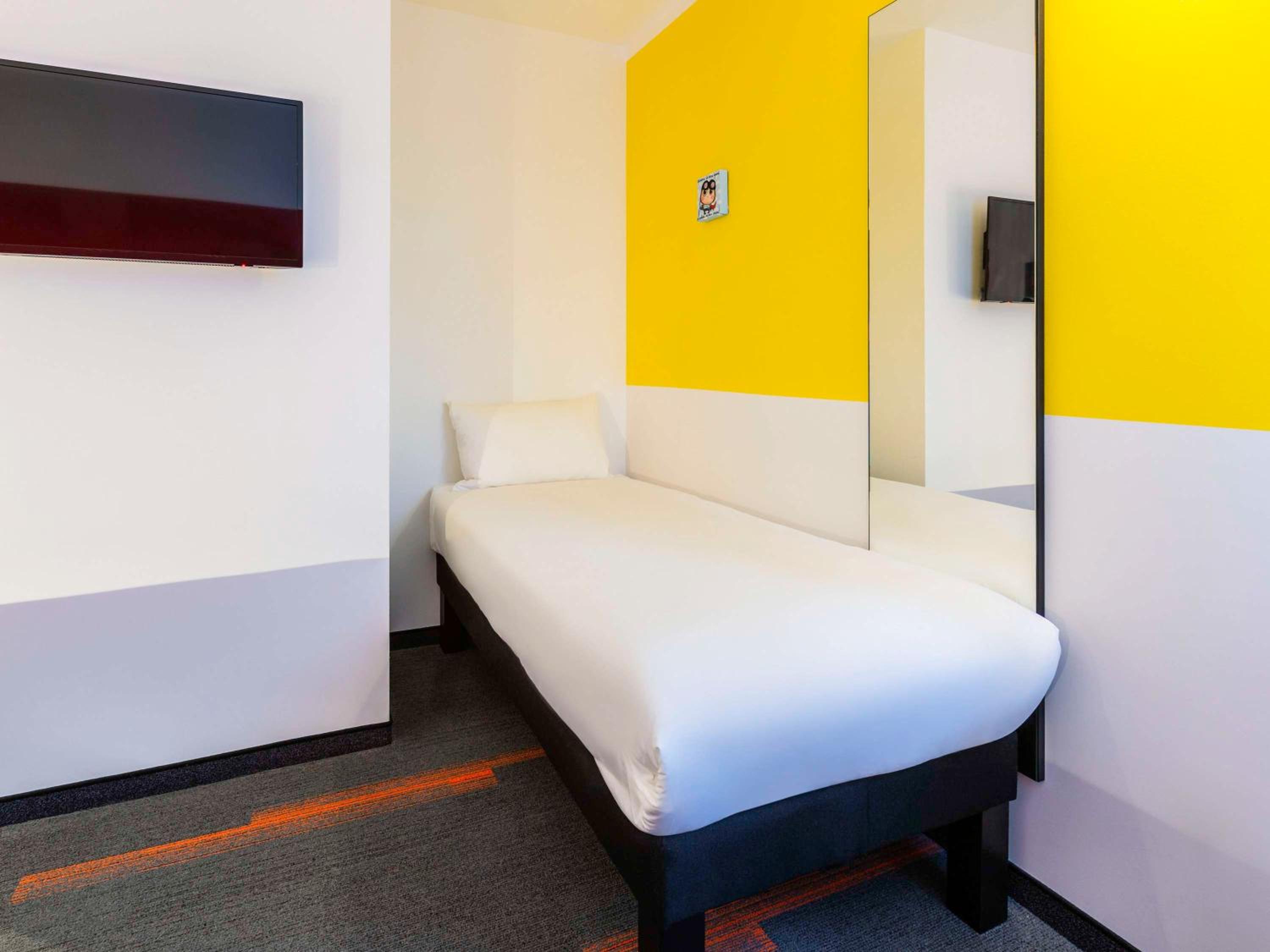 Pop Room with One Double Bed and One Single Bed - Photo 6
