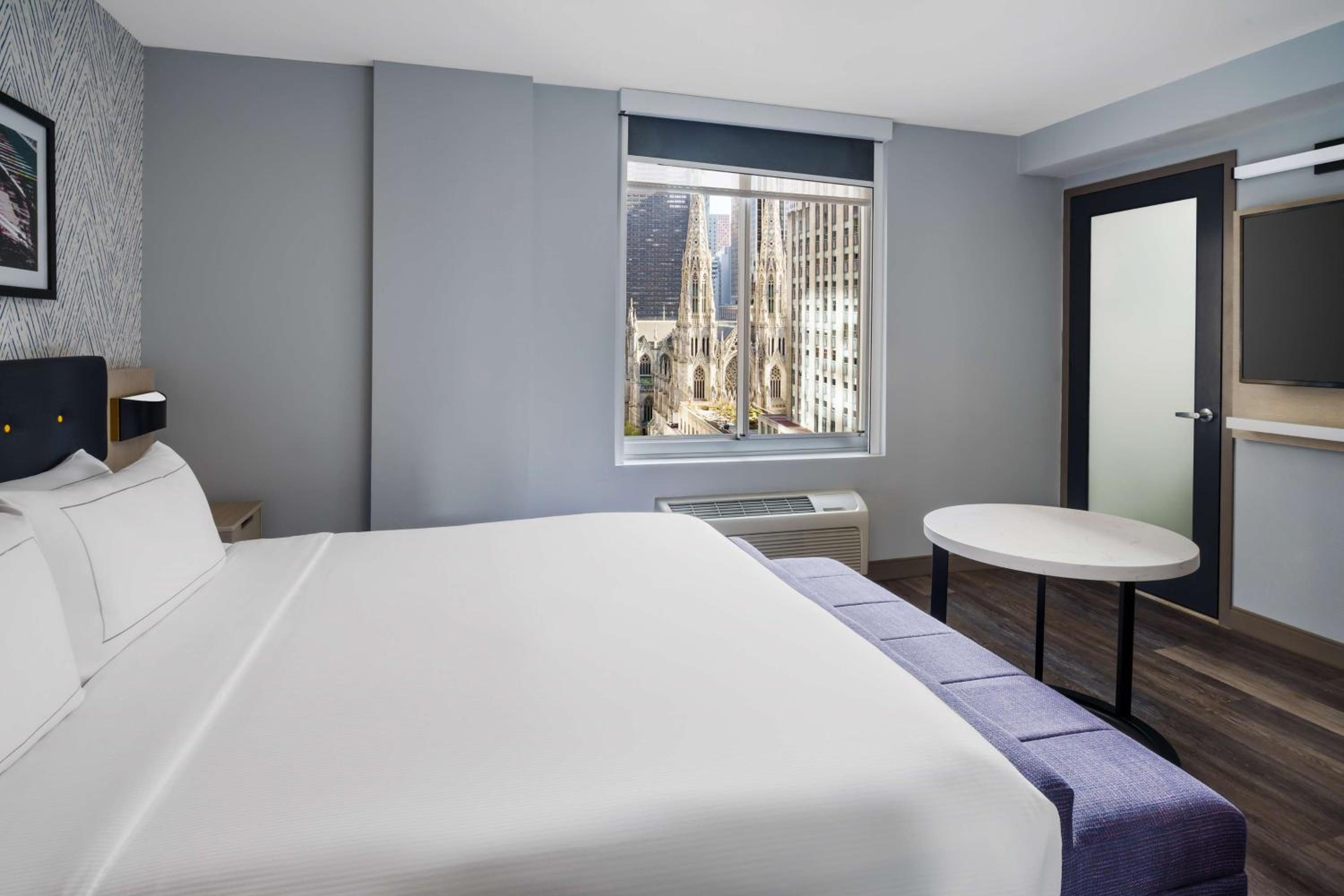 King Room with Partial Landmark View photo 1