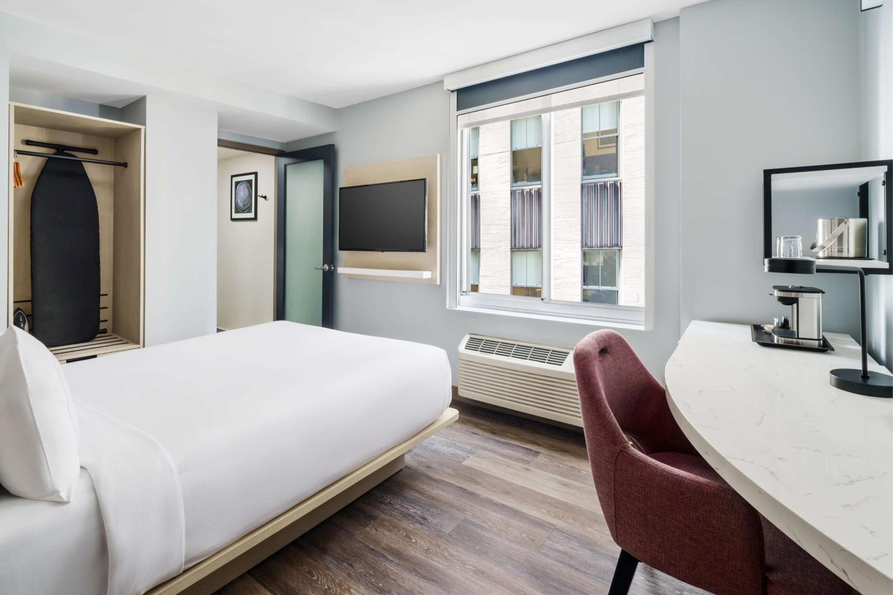 Queen Room with City View photo 2