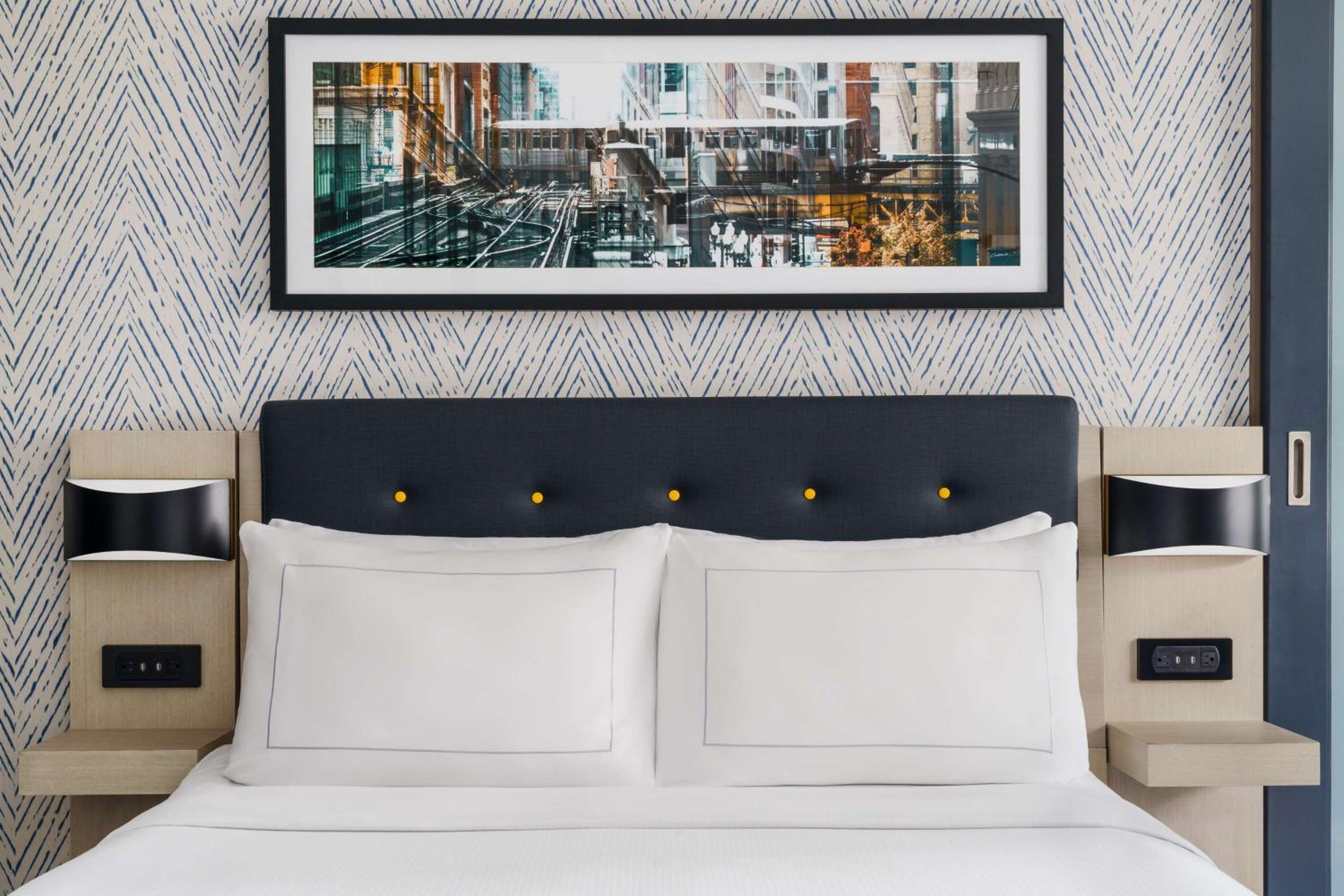 Queen Room with Balcony - City View photo 2