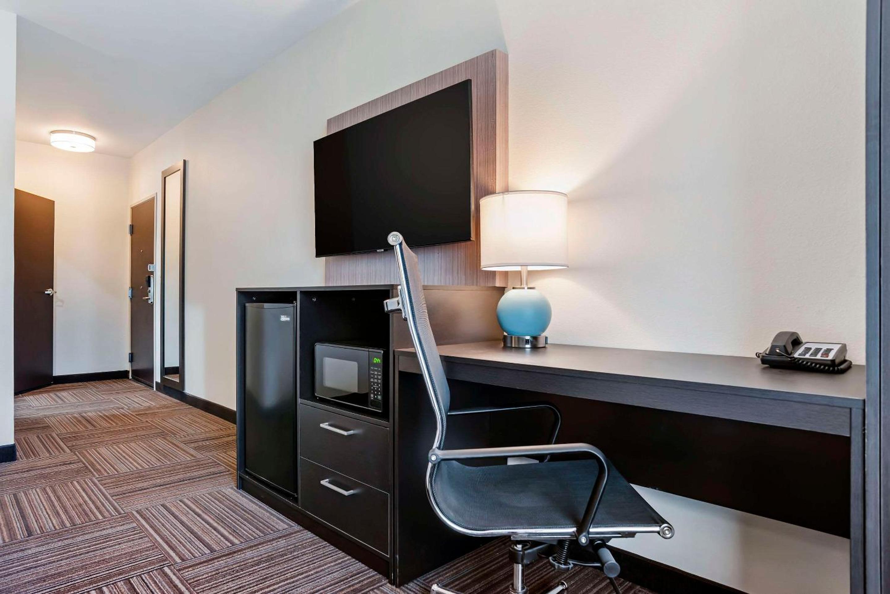 Quadruple Room with Two Queen Beds - Non Smoking - Photo 1