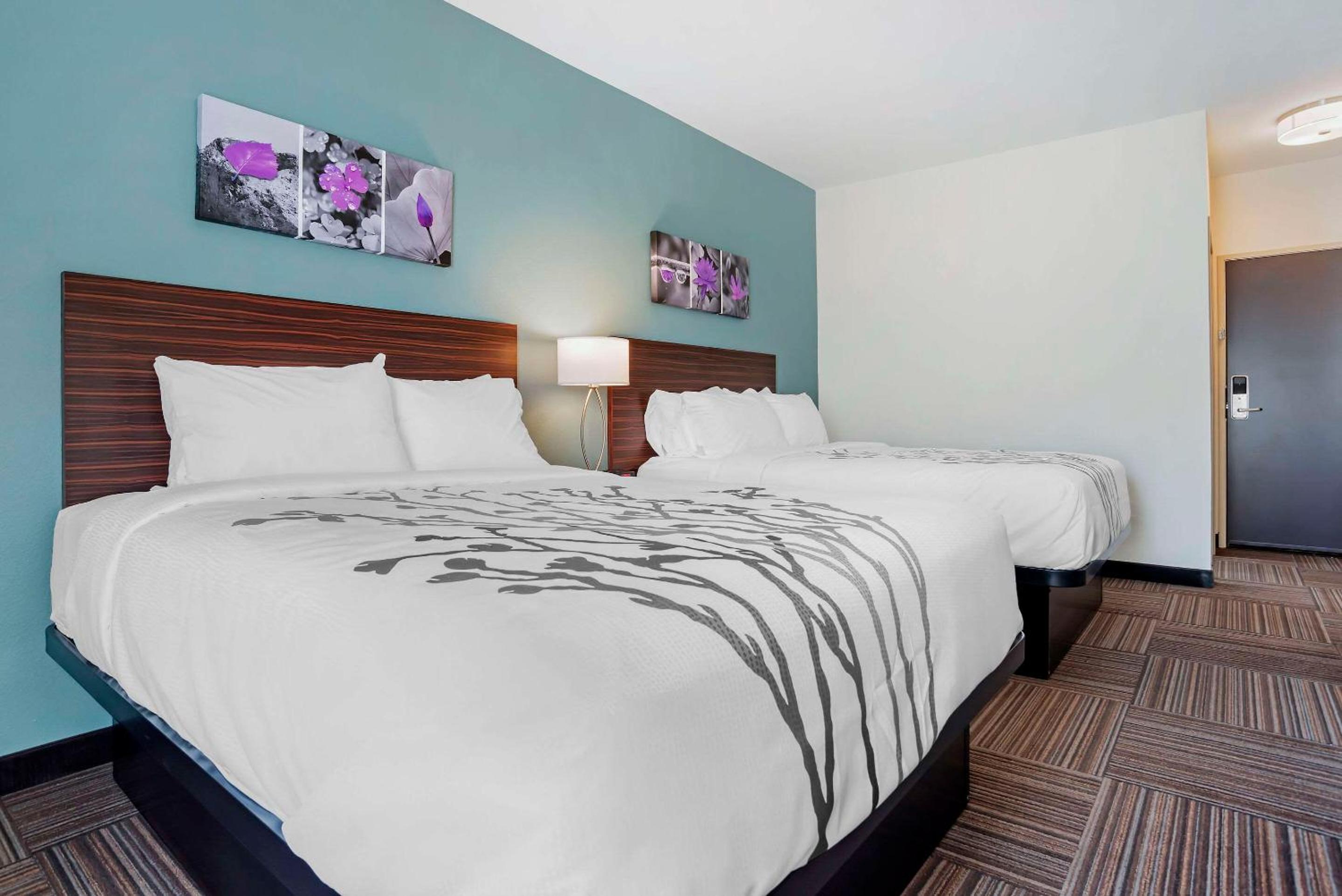 Quadruple Room with Two Queen Beds - Non Smoking - Photo 6