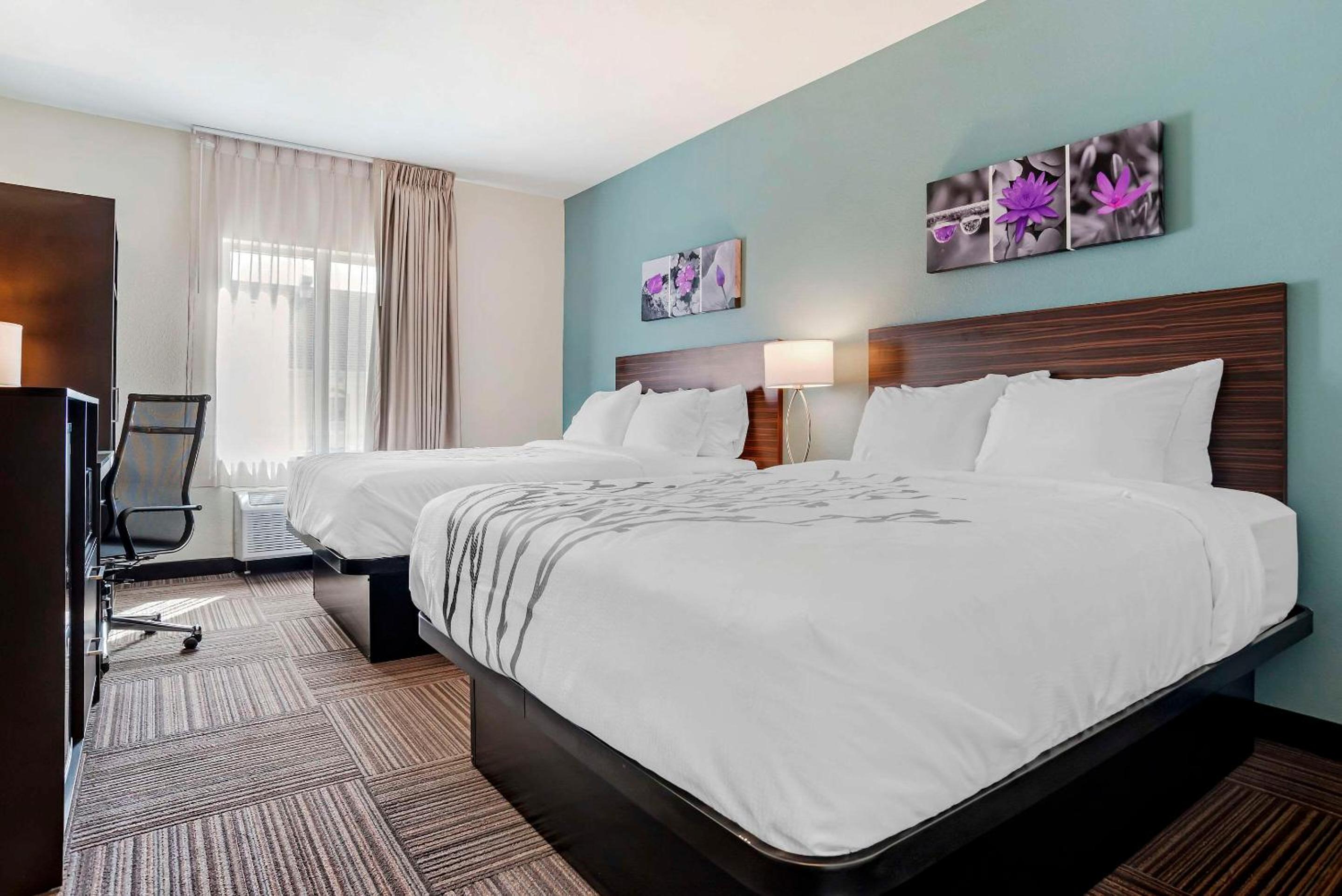 Quadruple Room with Two Queen Beds - Non Smoking - Photo 4