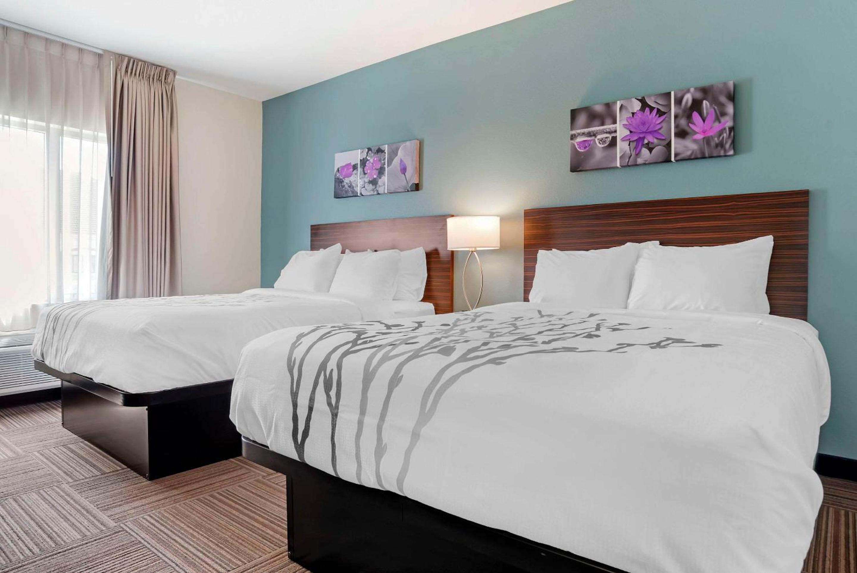 Quadruple Room with Two Queen Beds - Non Smoking - Photo 5