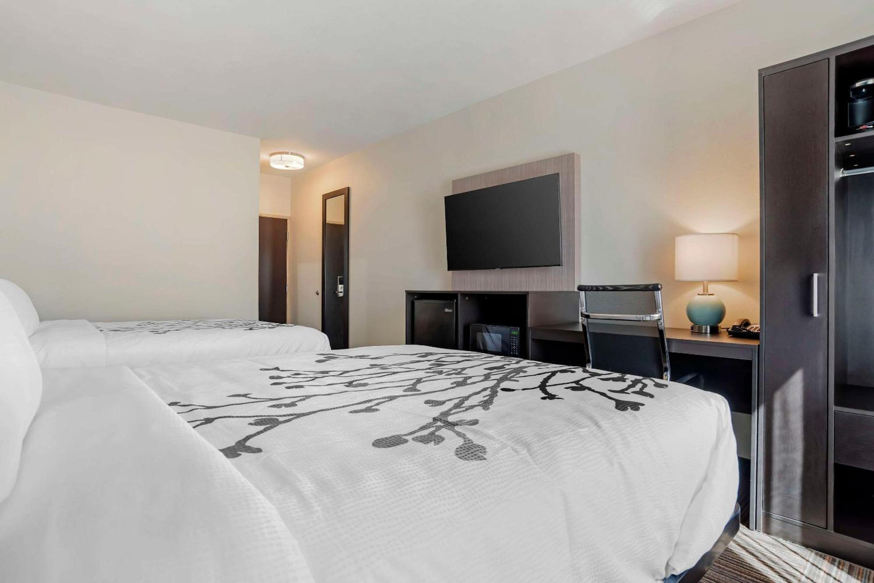 Quadruple Room with Two Queen Beds - Non Smoking - Photo 3