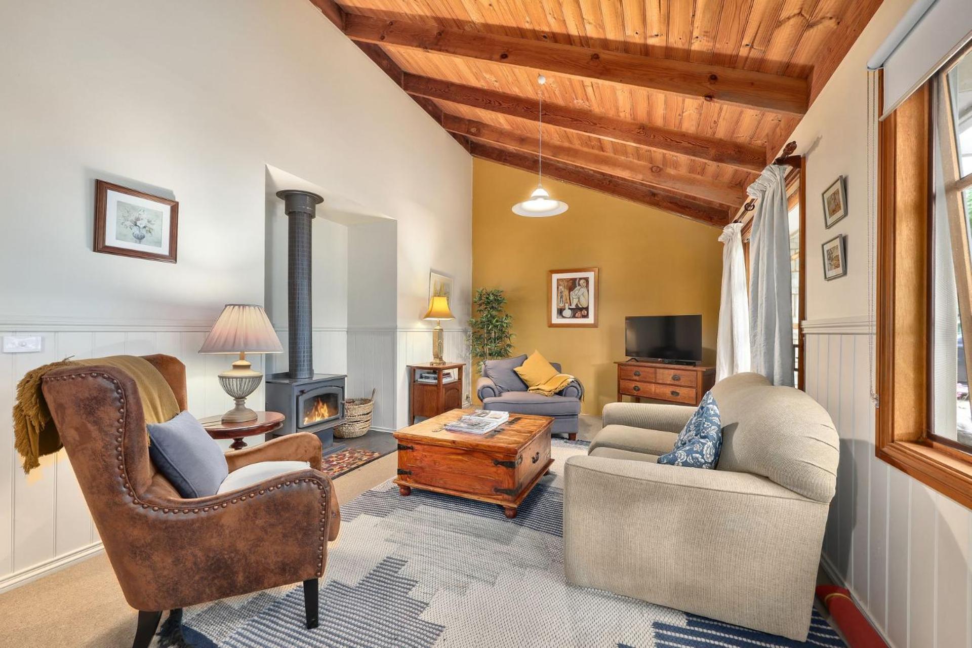 Eight-Bedroom House photo 1