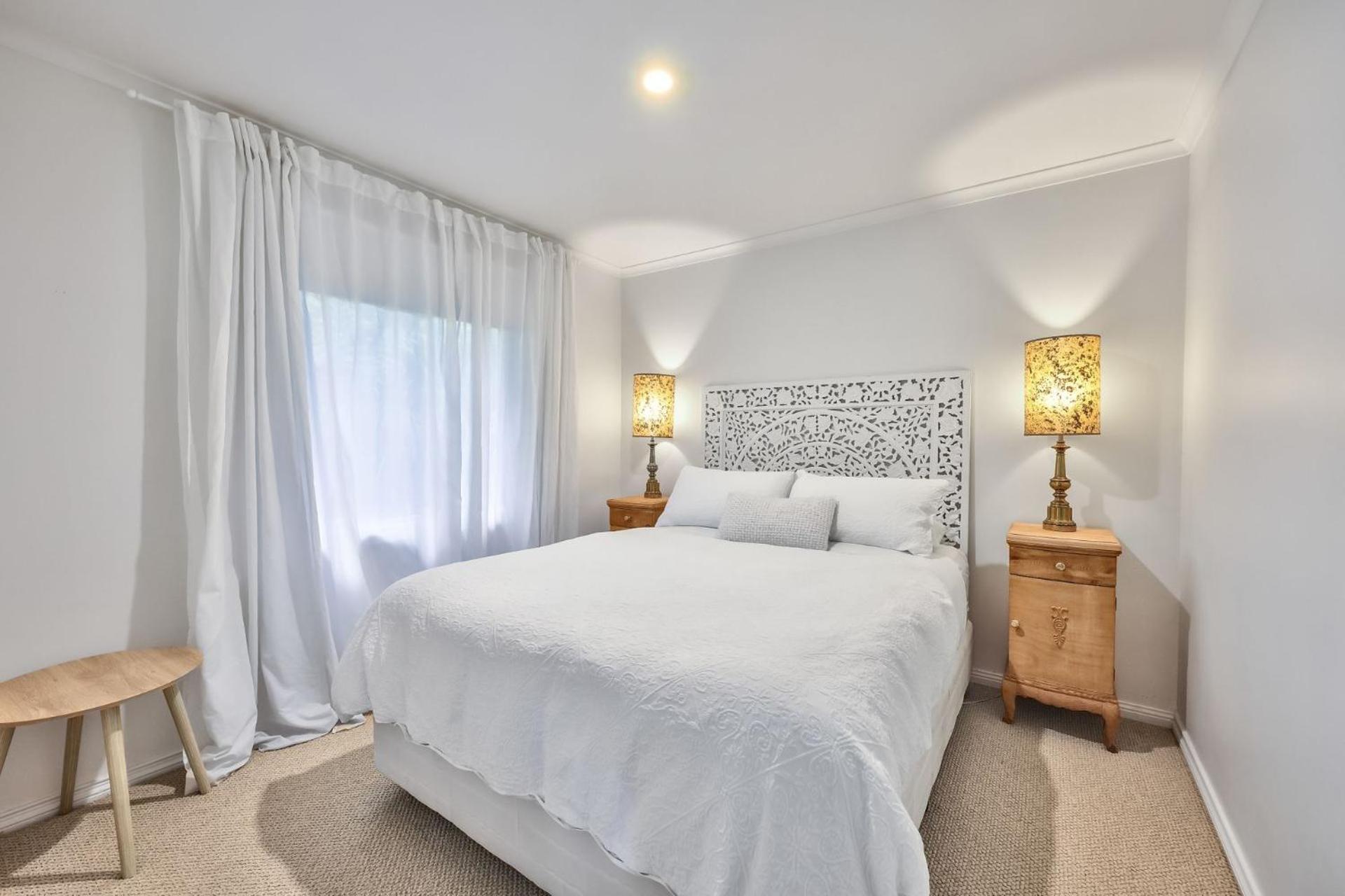 Eight-Bedroom House photo 3