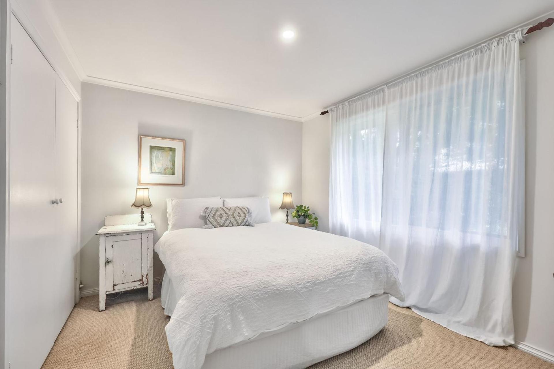 Eight-Bedroom House photo 2