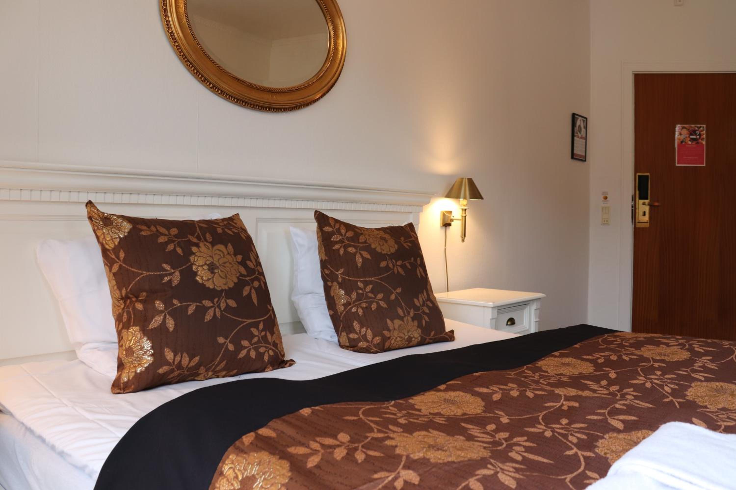 Double or Twin Room - Photo 4