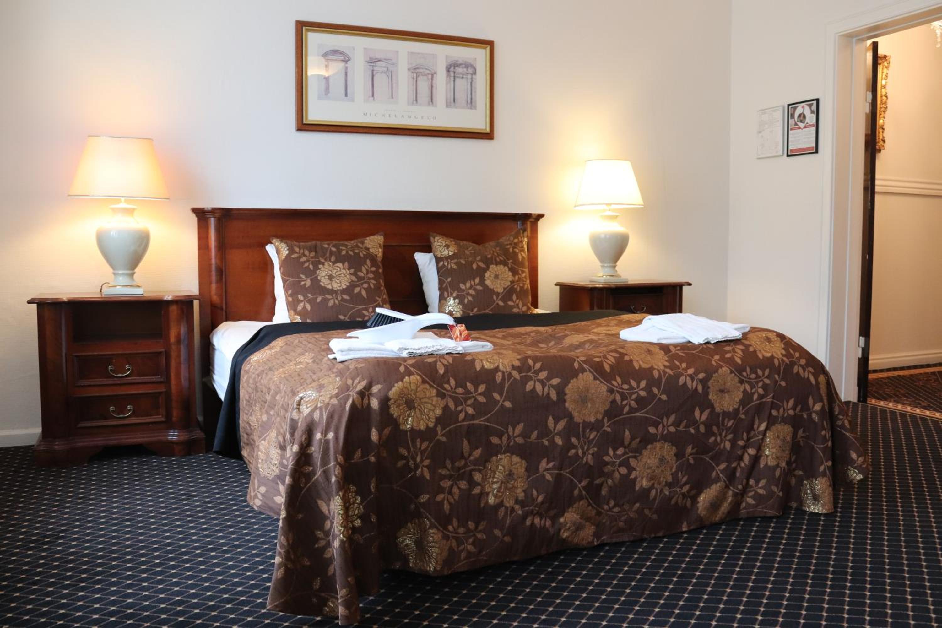 Double or Twin Room - Photo 5