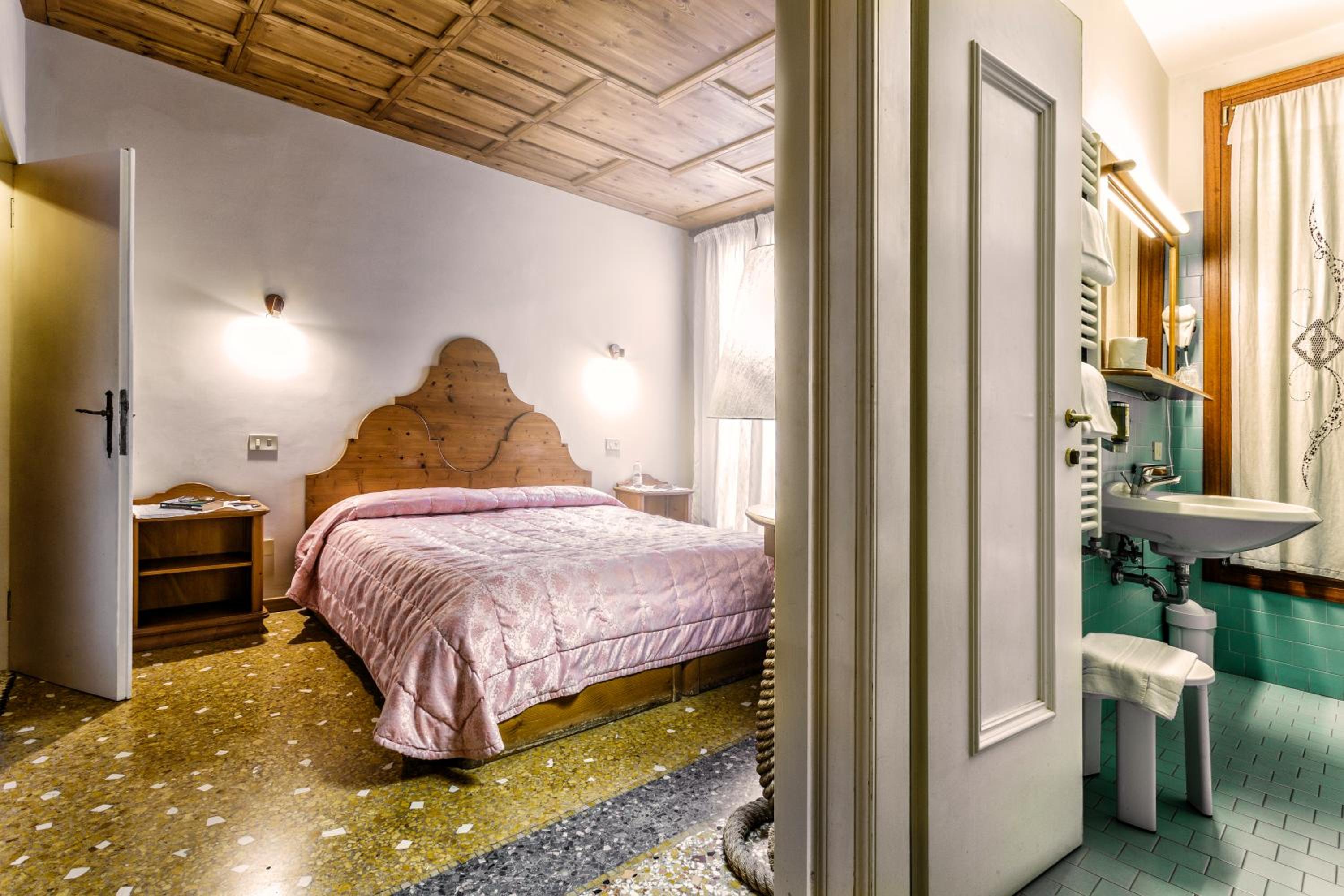 Double or Twin Room photo 3