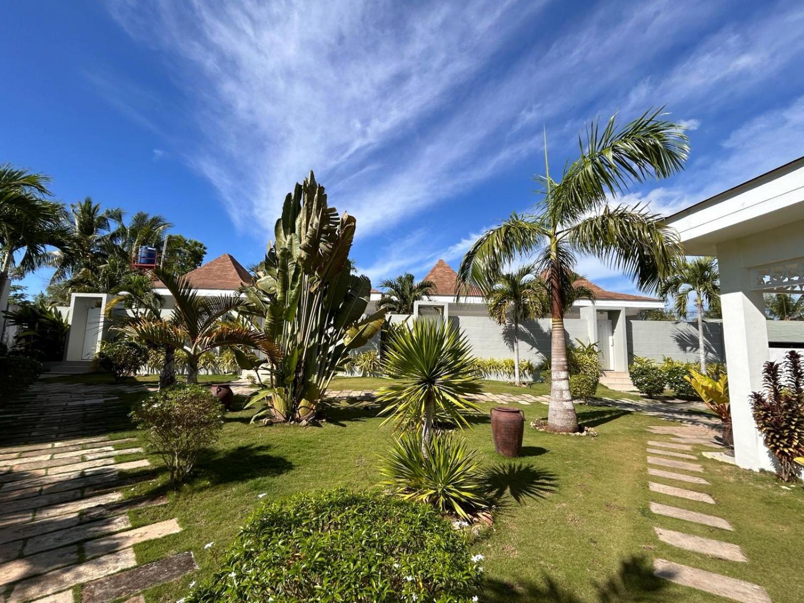 Three-Bedroom Villa with Private Pool - Photo 5