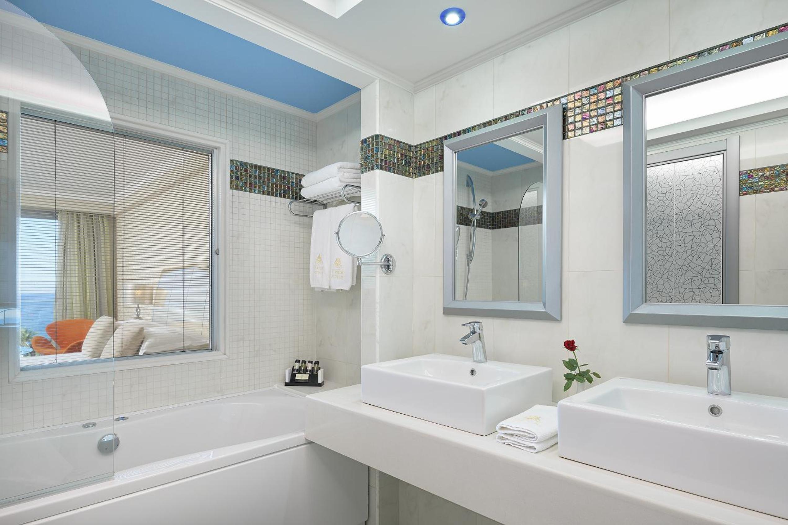 Deluxe Room with Sea View (2-3 People) photo 3