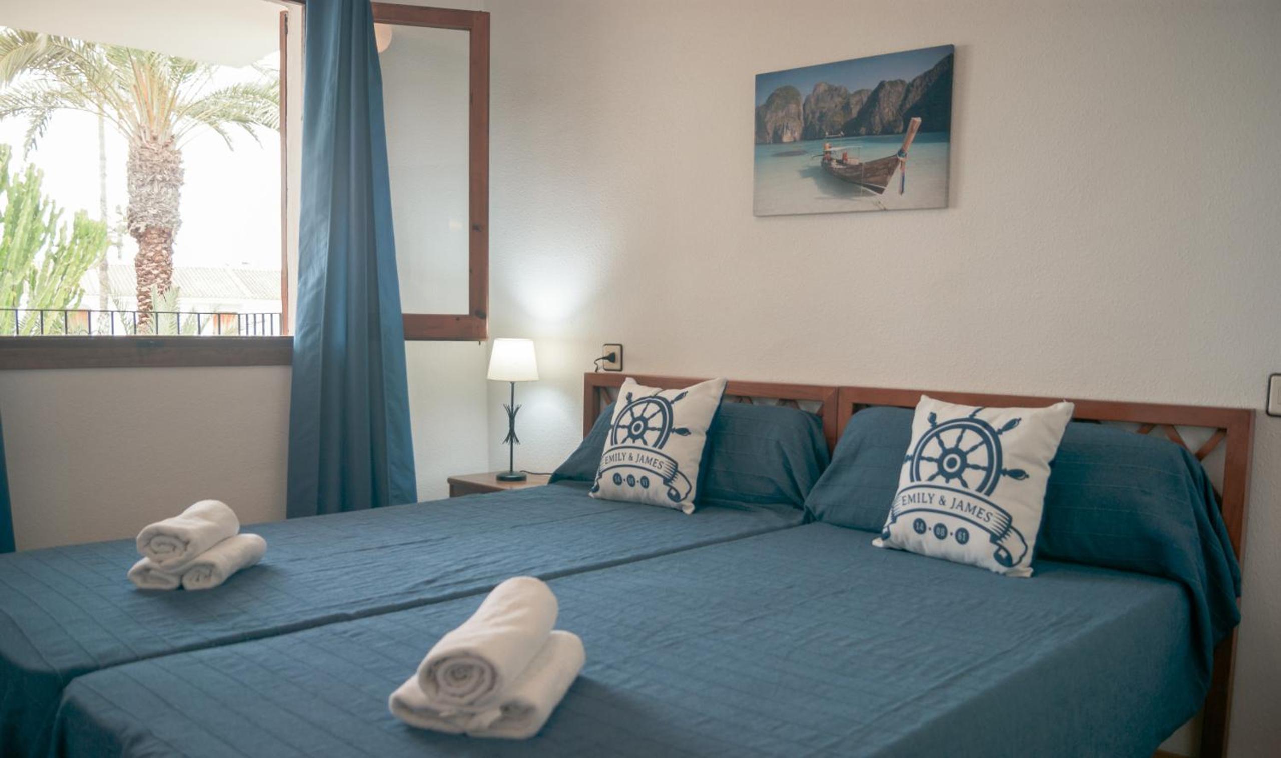 Apartamento de Dos Dormitorios con Vista a la Piscina