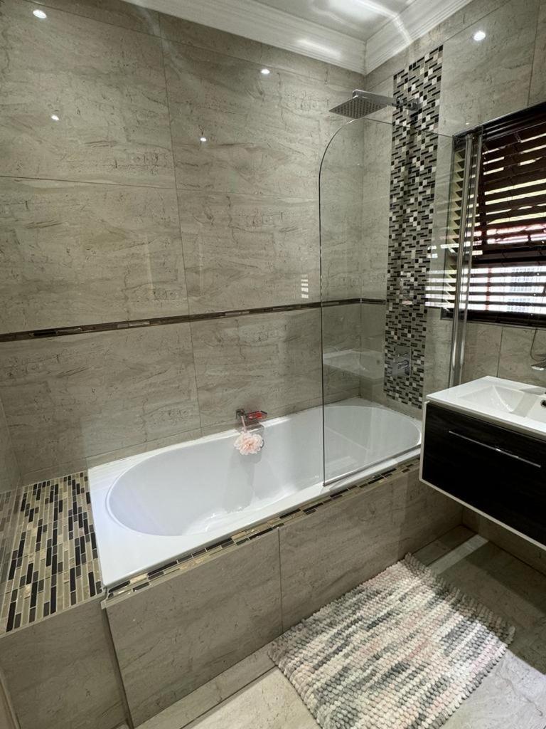 Double Room with Private Bathroom photo 2