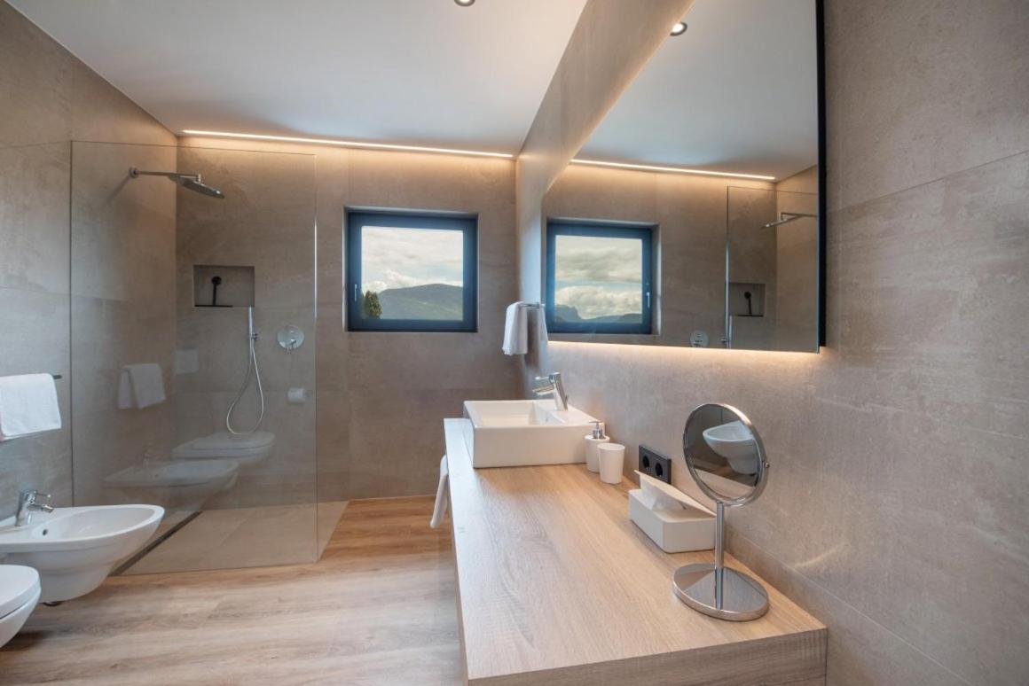 Apartment with Mountain View