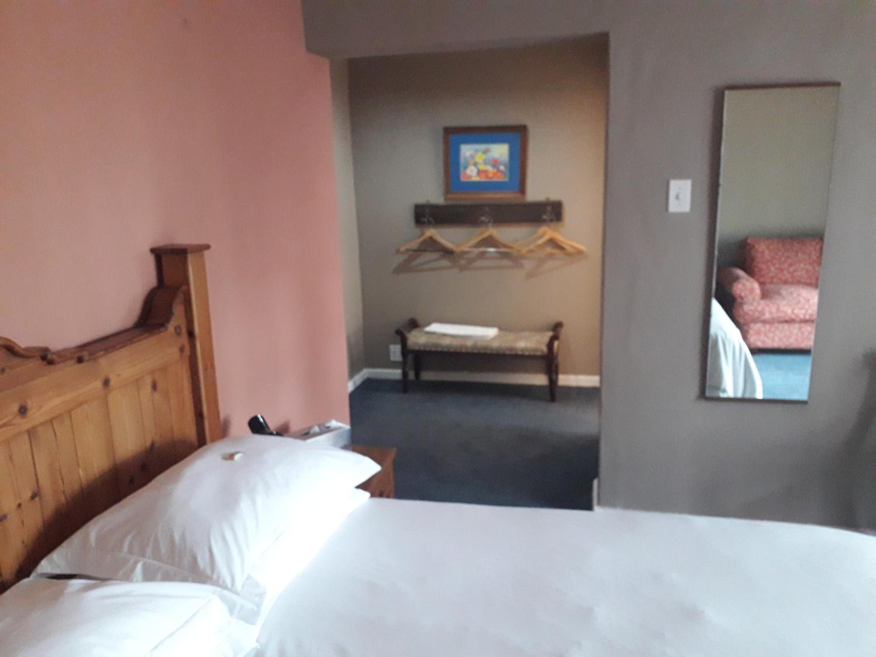 Queen Room photo 2