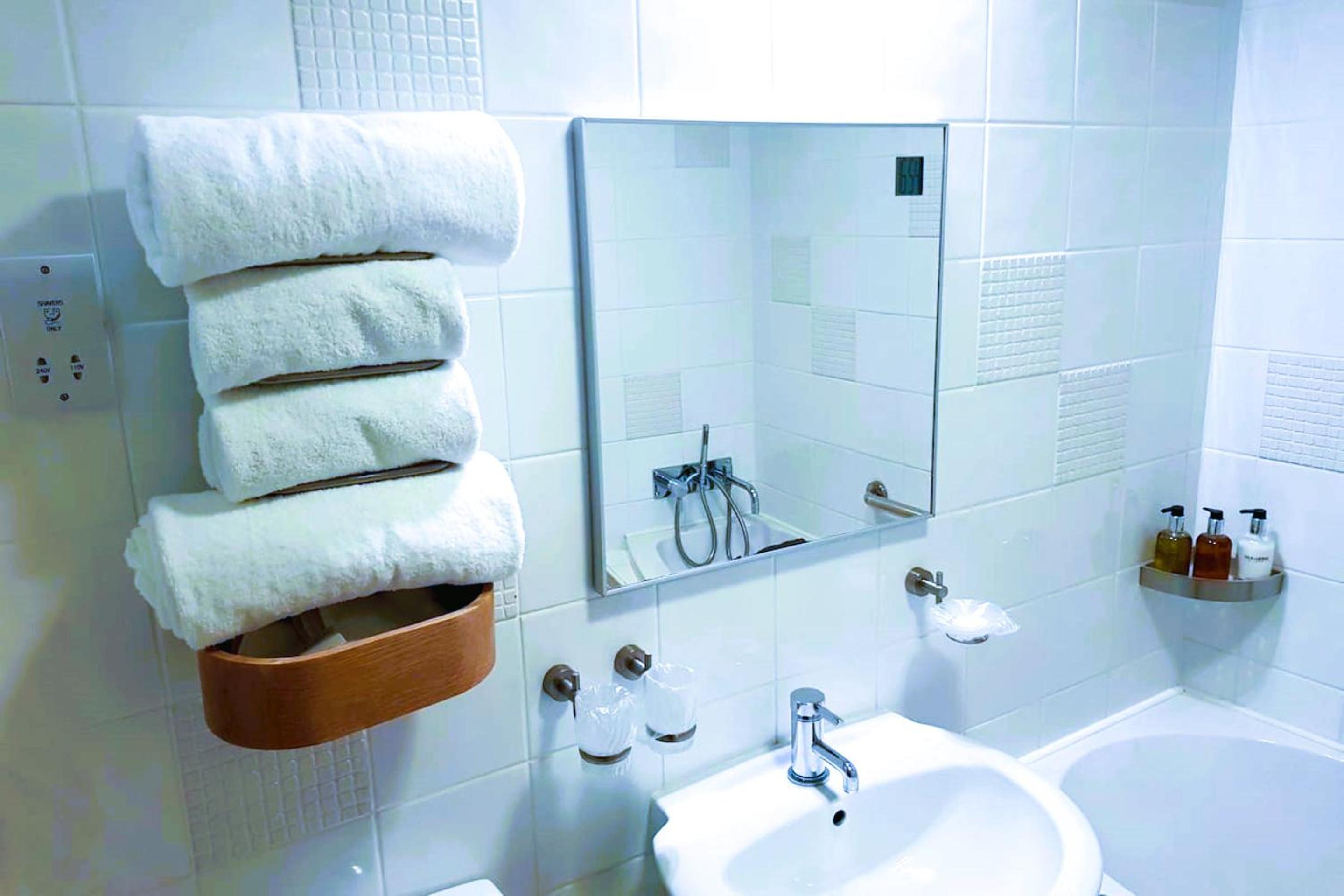 Deluxe King Room - Photo 4